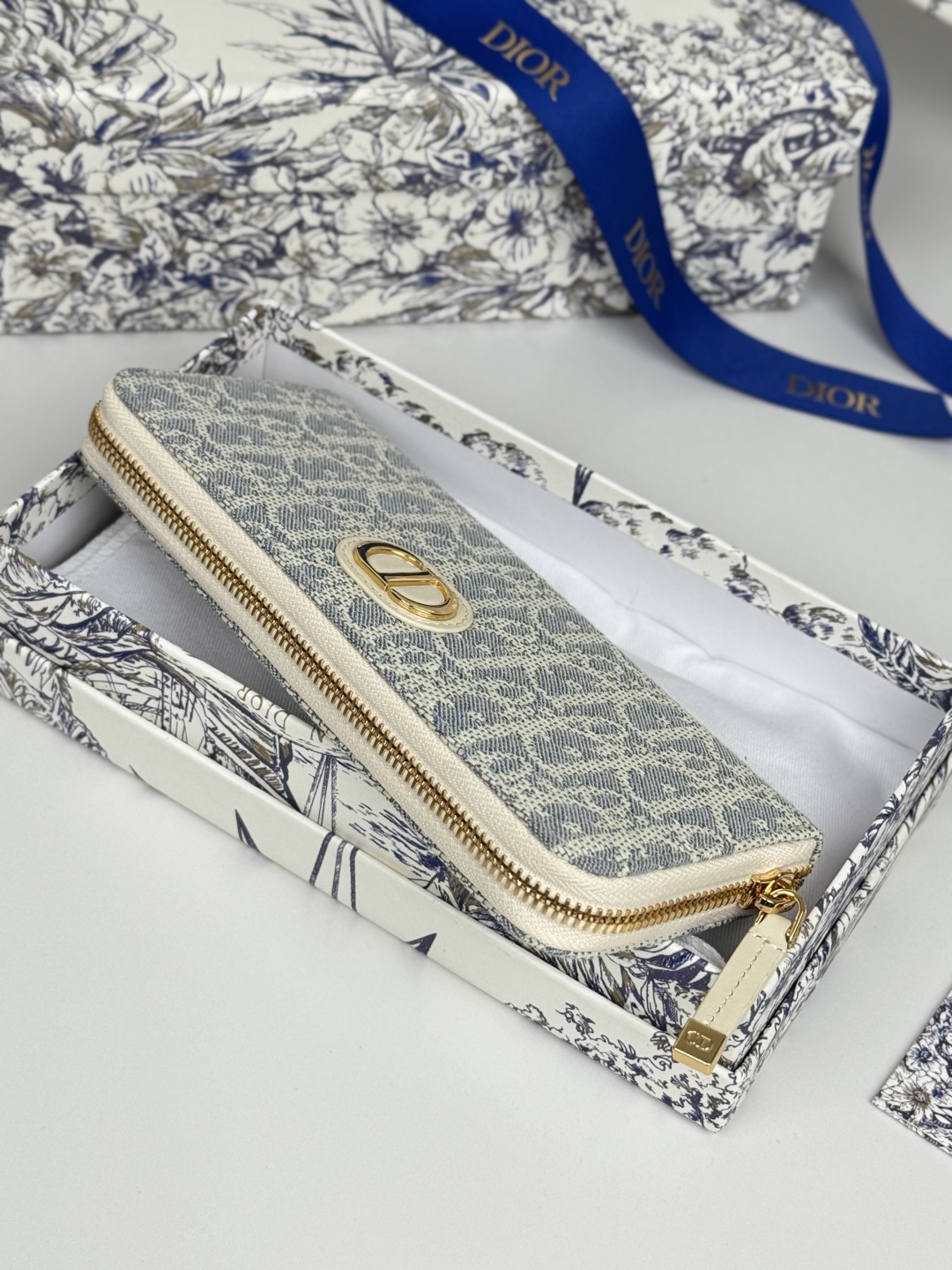 💰270💰dior 长款拉链钱包，提花布 Dior Oblique 搭配深蓝色头层牛皮，容量大双隔层，8卡位plus轻松收 纳 现金 信用卡 零钱
款号：S2189
尺寸：19.5.×10.5×3cm