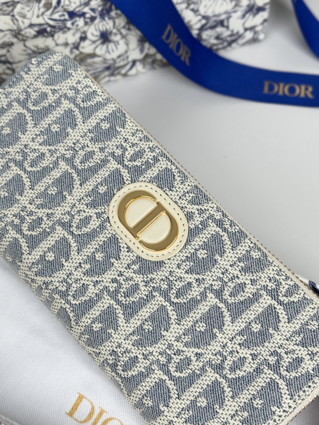 💰270💰dior 长款拉链钱包，提花布 Dior Oblique 搭配深蓝色头层牛皮，容量大双隔层，8卡位plus轻松收 纳 现金 信用卡 零钱
款号：S2189
尺寸：19.5.×10.5×3cm