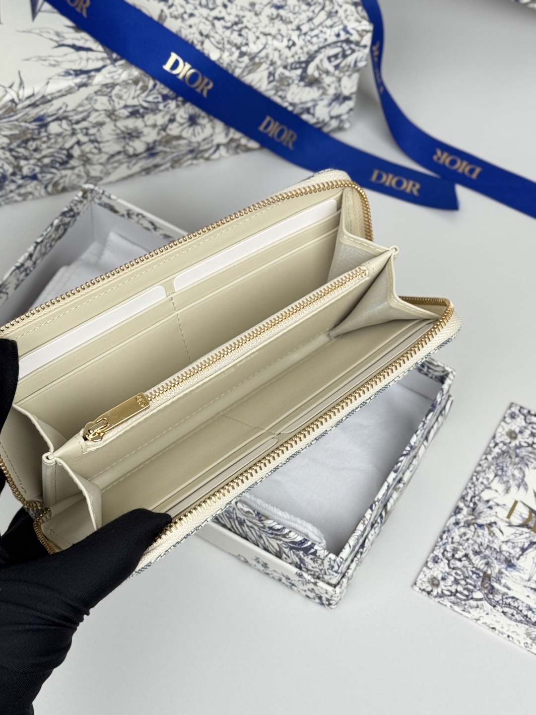💰270💰dior 长款拉链钱包，提花布 Dior Oblique 搭配深蓝色头层牛皮，容量大双隔层，8卡位plus轻松收 纳 现金 信用卡 零钱
款号：S2189
尺寸：19.5.×10.5×3cm