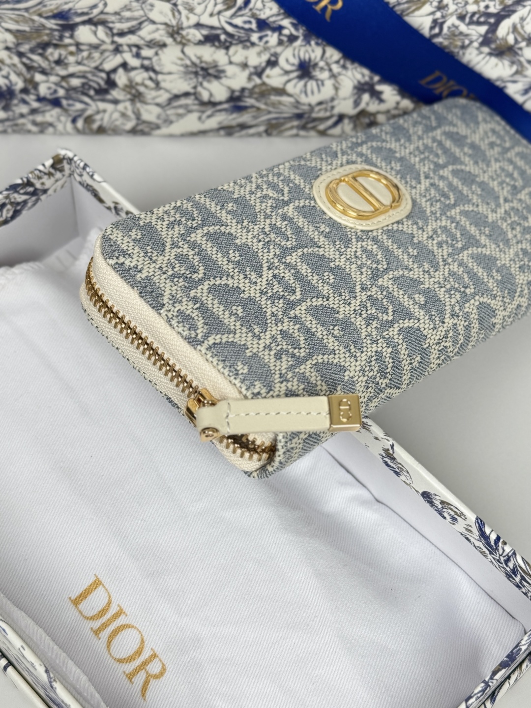 💰270💰dior 长款拉链钱包，提花布 Dior Oblique 搭配深蓝色头层牛皮，容量大双隔层，8卡位plus轻松收 纳 现金 信用卡 零钱
款号：S2189
尺寸：19.5.×10.5×3cm