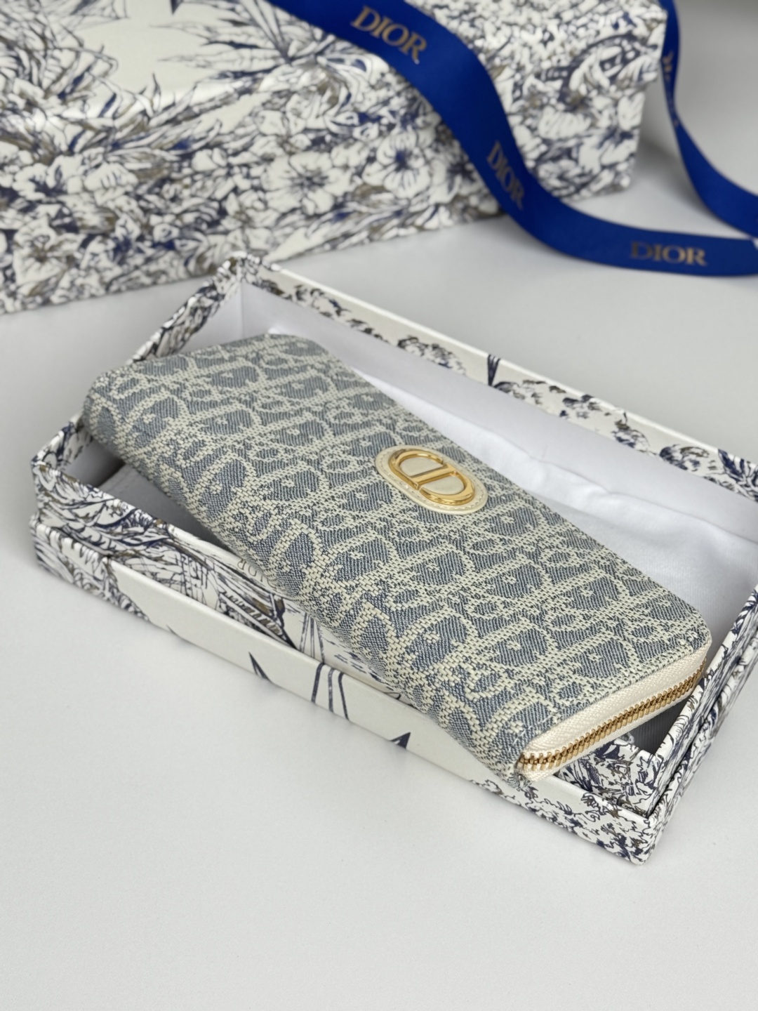 💰270💰dior 长款拉链钱包，提花布 Dior Oblique 搭配深蓝色头层牛皮，容量大双隔层，8卡位plus轻松收 纳 现金 信用卡 零钱
款号：S2189
尺寸：19.5.×10.5×3cm