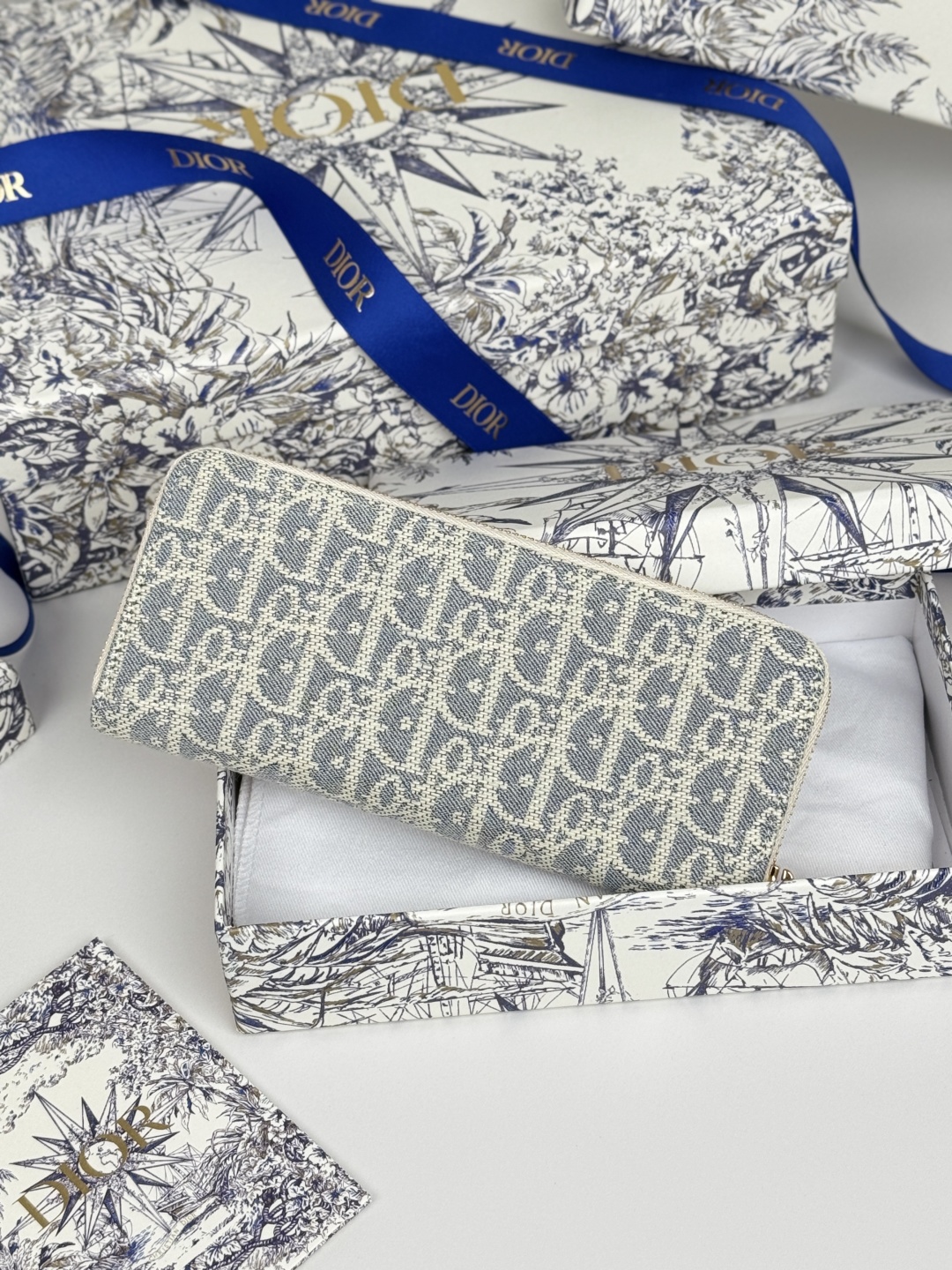💰270💰dior 长款拉链钱包，提花布 Dior Oblique 搭配深蓝色头层牛皮，容量大双隔层，8卡位plus轻松收 纳 现金 信用卡 零钱
款号：S2189
尺寸：19.5.×10.5×3cm