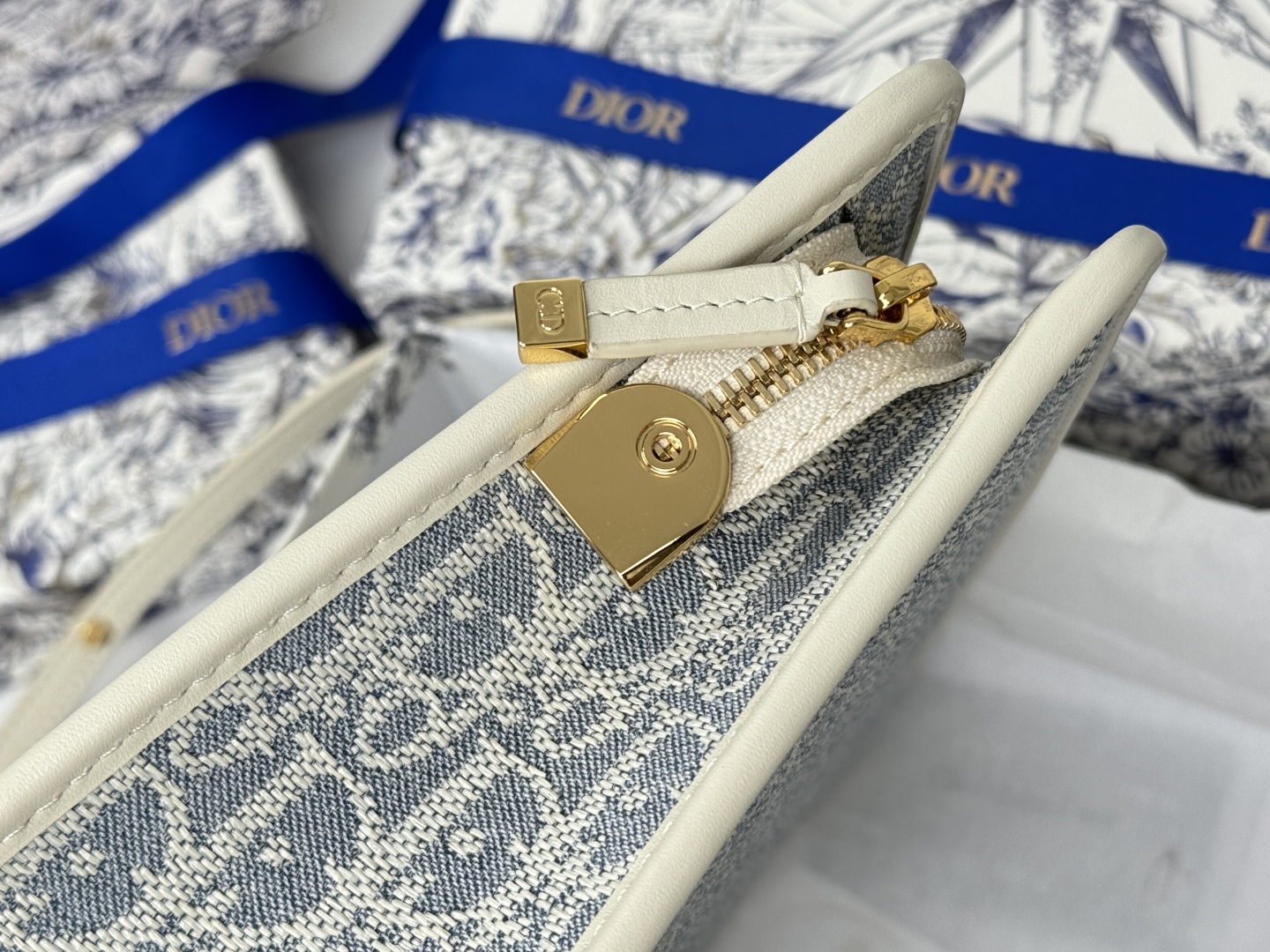 💰320💰(S2107UTZQ-M928-TU)-3100Dior手拿包改造!!真的香 刚发了一个蒙田30手拿包的开箱很多宝宝会问30是尺寸吗?其实30只是个名字 蒙田30是Dior旗下的一个系列 其名来源于Dior品牌的全球第一家精品店的地址“蒙田大道30号” 如今这里是Dior的全球总店 蒙田系列的包包价格大多偏于25-3万附近 所以,我认为,这个6800的手拿包性价比真高它的真实尺寸是26,跟LV26洗漱包一样我自己也在淘宝买了内胆和肩带这个肩带可调节长度,三用 本人也就153的身高,图片穿鞋5cm的鞋子腋下背法,很合适,很好看 所以不用担心太大,装得东西也很多:尺寸:26×19.5×7cm