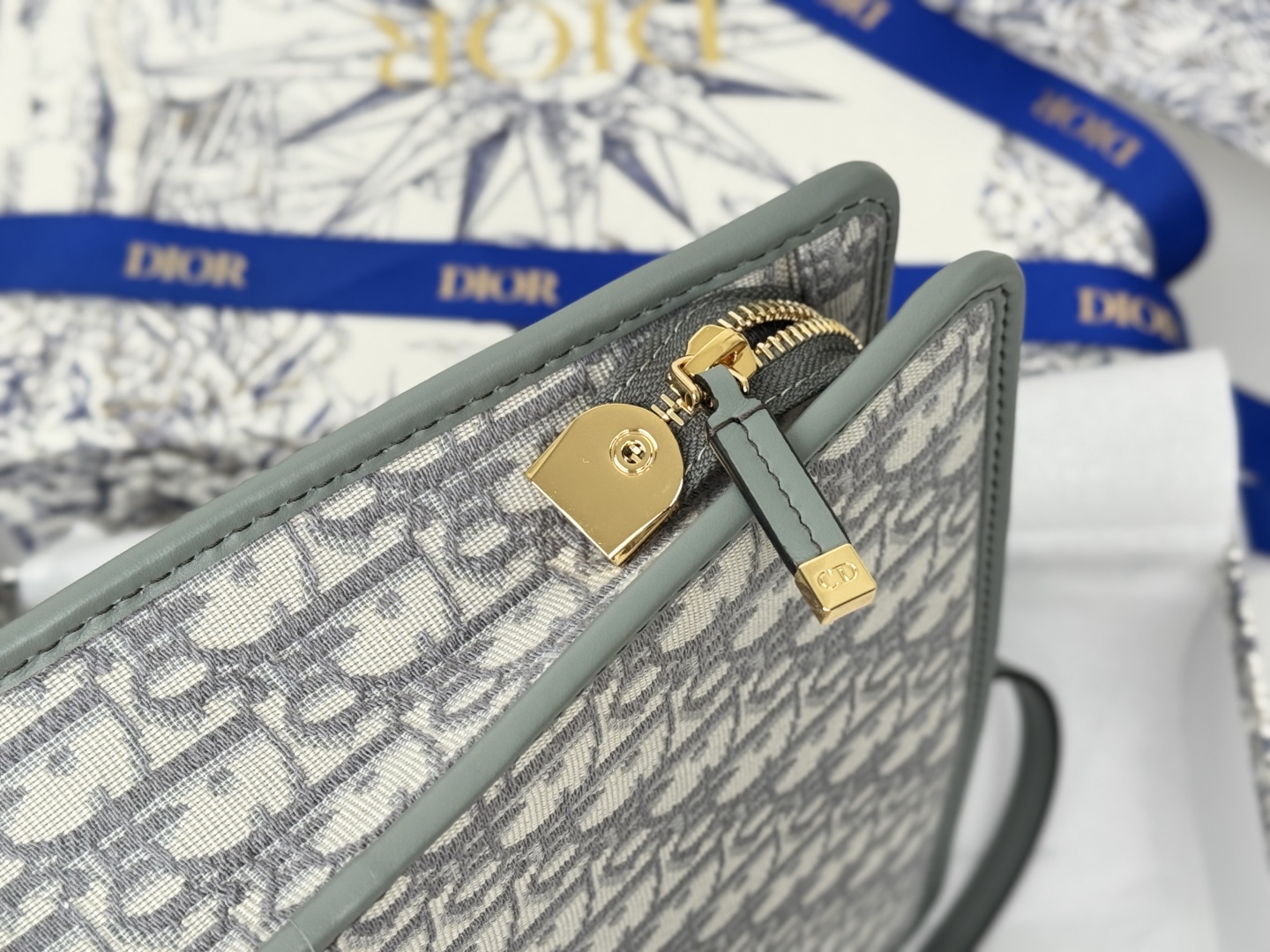 💰320💰(S2107UTZQ-M928-TU)-3100Dior手拿包改造!!真的香 刚发了一个蒙田30手拿包的开箱很多宝宝会问30是尺寸吗?其实30只是个名字 蒙田30是Dior旗下的一个系列 其名来源于Dior品牌的全球第一家精品店的地址“蒙田大道30号” 如今这里是Dior的全球总店 蒙田系列的包包价格大多偏于25-3万附近 所以,我认为,这个6800的手拿包性价比真高它的真实尺寸是26,跟LV26洗漱包一样我自己也在淘宝买了内胆和肩带这个肩带可调节长度,三用 本人也就153的身高,图片穿鞋5cm的鞋子腋下背法,很合适,很好看 所以不用担心太大,装得东西也很多:尺寸:26×19.5×7cm
