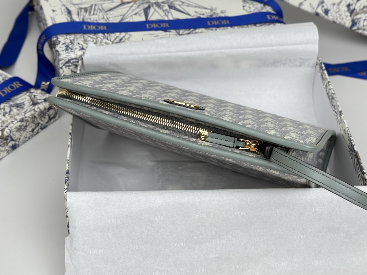 💰320💰(S2107UTZQ-M928-TU)-3100Dior手拿包改造!!真的香 刚发了一个蒙田30手拿包的开箱很多宝宝会问30是尺寸吗?其实30只是个名字 蒙田30是Dior旗下的一个系列 其名来源于Dior品牌的全球第一家精品店的地址“蒙田大道30号” 如今这里是Dior的全球总店 蒙田系列的包包价格大多偏于25-3万附近 所以,我认为,这个6800的手拿包性价比真高它的真实尺寸是26,跟LV26洗漱包一样我自己也在淘宝买了内胆和肩带这个肩带可调节长度,三用 本人也就153的身高,图片穿鞋5cm的鞋子腋下背法,很合适,很好看 所以不用担心太大,装得东西也很多:尺寸:26×19.5×7cm
