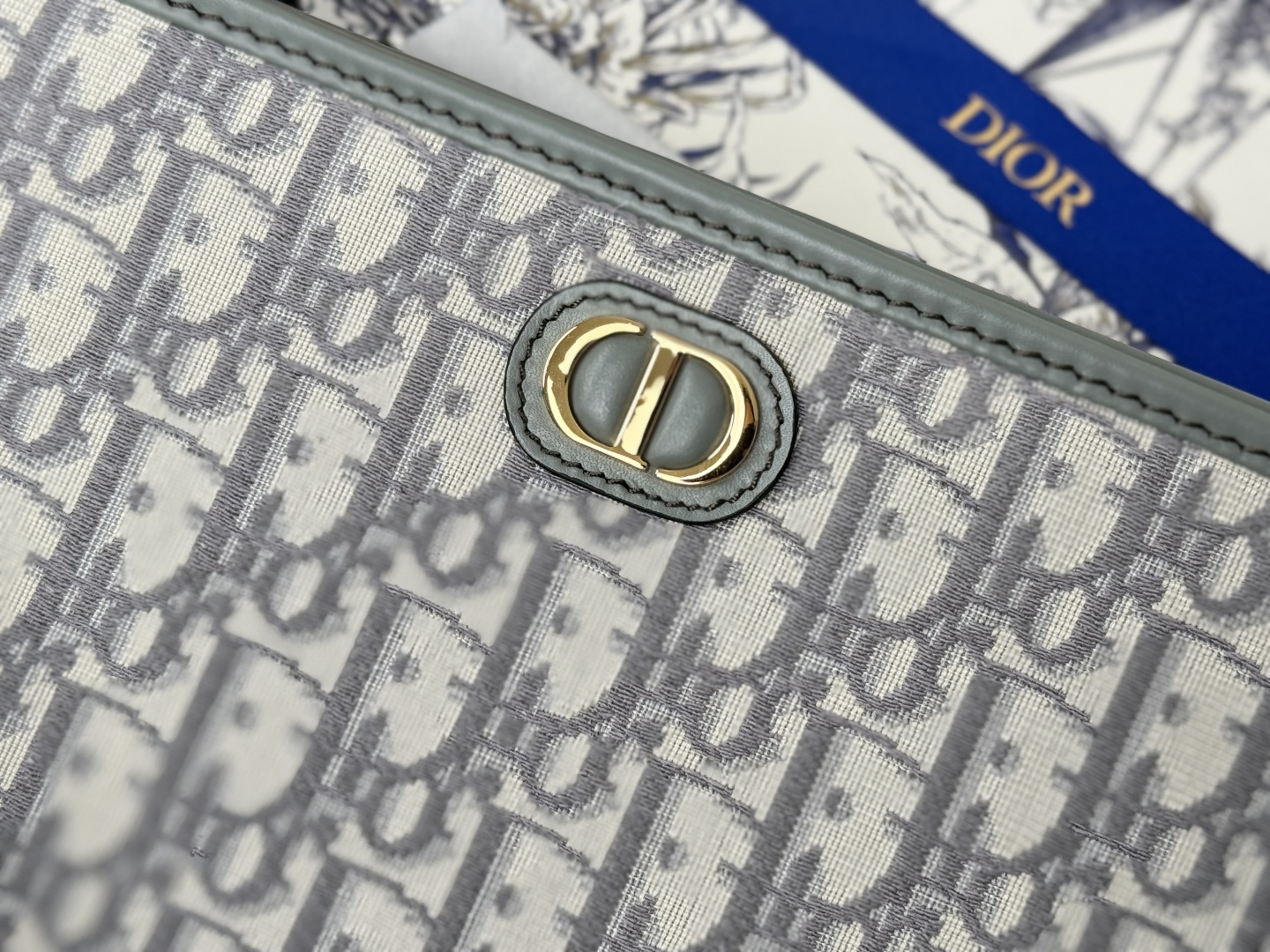 💰320💰(S2107UTZQ-M928-TU)-3100Dior手拿包改造!!真的香 刚发了一个蒙田30手拿包的开箱很多宝宝会问30是尺寸吗?其实30只是个名字 蒙田30是Dior旗下的一个系列 其名来源于Dior品牌的全球第一家精品店的地址“蒙田大道30号” 如今这里是Dior的全球总店 蒙田系列的包包价格大多偏于25-3万附近 所以,我认为,这个6800的手拿包性价比真高它的真实尺寸是26,跟LV26洗漱包一样我自己也在淘宝买了内胆和肩带这个肩带可调节长度,三用 本人也就153的身高,图片穿鞋5cm的鞋子腋下背法,很合适,很好看 所以不用担心太大,装得东西也很多:尺寸:26×19.5×7cm