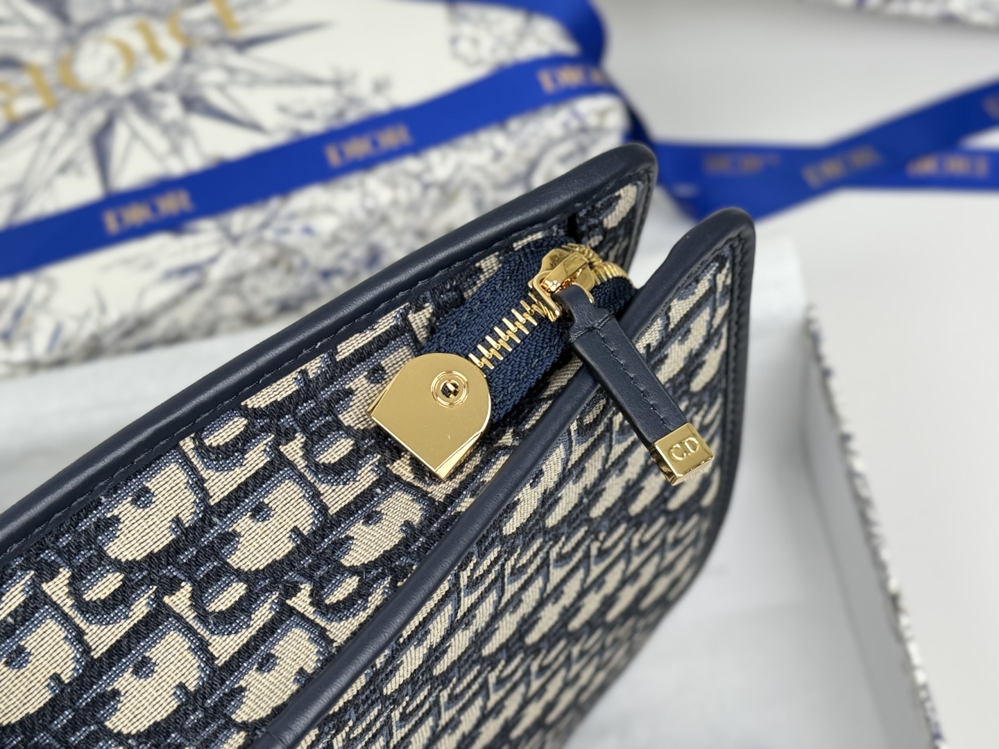 💰320💰(S2107UTZQ-M928-TU)-3100Dior手拿包改造!!真的香 刚发了一个蒙田30手拿包的开箱很多宝宝会问30是尺寸吗?其实30只是个名字 蒙田30是Dior旗下的一个系列 其名来源于Dior品牌的全球第一家精品店的地址“蒙田大道30号” 如今这里是Dior的全球总店 蒙田系列的包包价格大多偏于25-3万附近 所以,我认为,这个6800的手拿包性价比真高它的真实尺寸是26,跟LV26洗漱包一样我自己也在淘宝买了内胆和肩带这个肩带可调节长度,三用 本人也就153的身高,图片穿鞋5cm的鞋子腋下背法,很合适,很好看 所以不用担心太大,装得东西也很多:尺寸:26×19.5×7cm