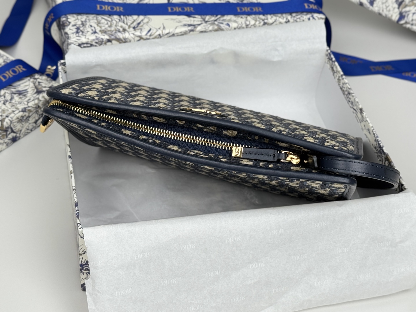 💰320💰(S2107UTZQ-M928-TU)-3100Dior手拿包改造!!真的香 刚发了一个蒙田30手拿包的开箱很多宝宝会问30是尺寸吗?其实30只是个名字 蒙田30是Dior旗下的一个系列 其名来源于Dior品牌的全球第一家精品店的地址“蒙田大道30号” 如今这里是Dior的全球总店 蒙田系列的包包价格大多偏于25-3万附近 所以,我认为,这个6800的手拿包性价比真高它的真实尺寸是26,跟LV26洗漱包一样我自己也在淘宝买了内胆和肩带这个肩带可调节长度,三用 本人也就153的身高,图片穿鞋5cm的鞋子腋下背法,很合适,很好看 所以不用担心太大,装得东西也很多:尺寸:26×19.5×7cm