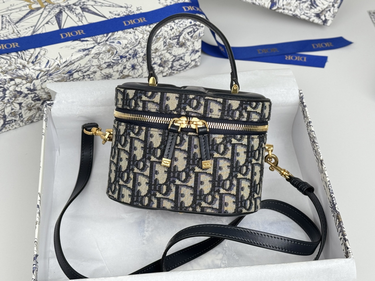 NO:673734,Cosmetic box, extra large, embossed, high-end connotation, oval bag shape, more retro tones, exclusive customization of high-quality matching old flowers, fashionable and tonal, suitable for formal occasions and daily life, size 16*11*9.5cm, No. 9225, Dior wallet, dior, wallets, cosmetic bags & cases19860909化妆盒子 超大 压花 高级内涵 椭圆包型 多了复古调调 独家定制高品质的对版老花料 时髦有调性 兼具正式场合和日常生活 尺寸 16*11*9.5cm 编号9225,Dior钱包,dior,wallets,cosmetic bags & cases,欧美剧