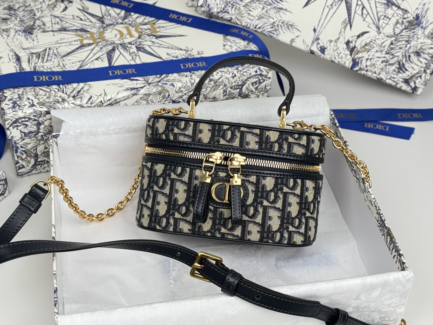 NO:673736,dior-30 Montaigne mini vanity series, the shape of the cosmetic case is so cute, it is small and exquisite. It is made of blue Obliaue presbyopia fabric, and the iconic letters enhance the style. The capacity of the bag can store a variety of daily necessities and mobile phones. The inner compartment comes with a complementary mirror, so you can look beautiful every day when you go out. It is equipped with an adjustable chain shoulder strap, which can easily unlock a variety of carrying methods and a variety of combinations. Size: 16.5*8*9.5cm  No. 9224, Dior wallet, dior, wallets, cosmetic bags & cases19860909dior-30 Montaigne 迷你 vanity系列,化妆盒的包形太可爱拉,既小巧又精致,采用蓝色Obliaue 老花面料,标志性的字母提升格调,包的容量可收纳各种日常用品和手机,内格自带补镜,每天出门都可以美美哒,搭配可调节链条肩带,轻松解锁多种背法和多种搭配 size:16.5*8*9.5cm 编号9224,Dior钱包,dior,wallets,cosmetic bags & cases,欧美剧