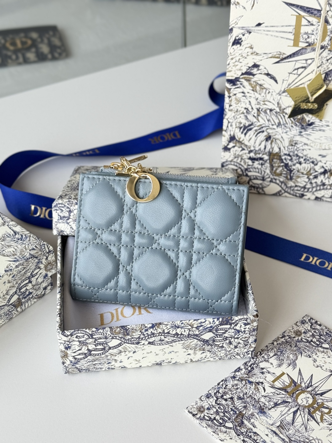 Dior 这款Dior Caro Dahlia钱包饰以藤格纹缉面线 彰显现代风范 小羊皮革精心制作
