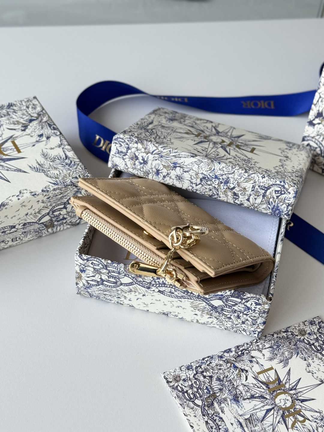 Dior 这款Dior Caro Dahlia钱包饰以藤格纹缉面线 彰显现代风范 小羊皮革精心制作