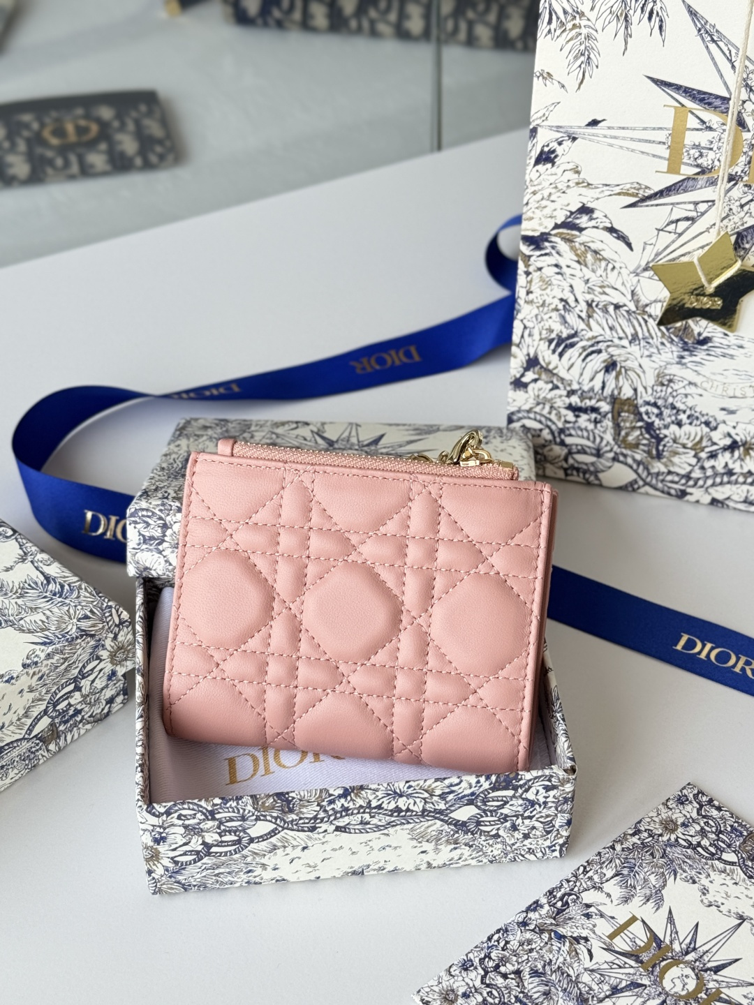 Dior 这款Dior Caro Dahlia钱包饰以藤格纹缉面线 彰显现代风范 小羊皮革精心制作