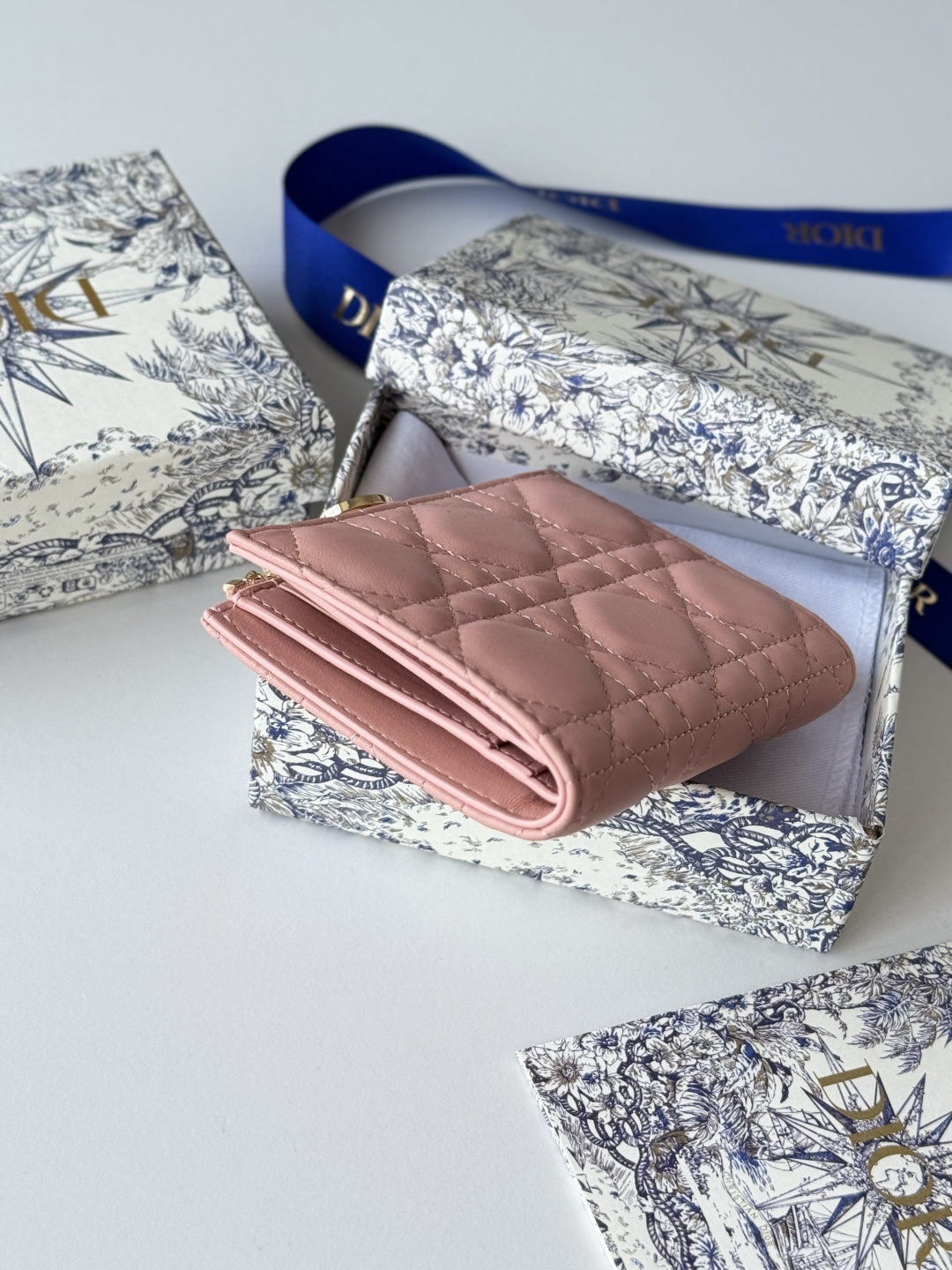 Dior 这款Dior Caro Dahlia钱包饰以藤格纹缉面线 彰显现代风范 小羊皮革精心制作