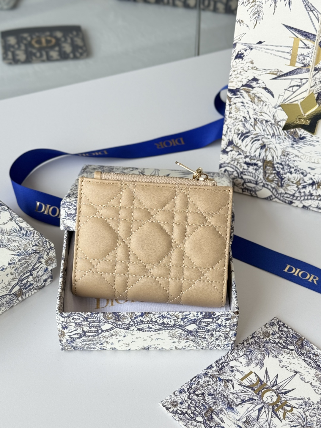 Dior 这款Dior Caro Dahlia钱包饰以藤格纹缉面线 彰显现代风范 小羊皮革精心制作