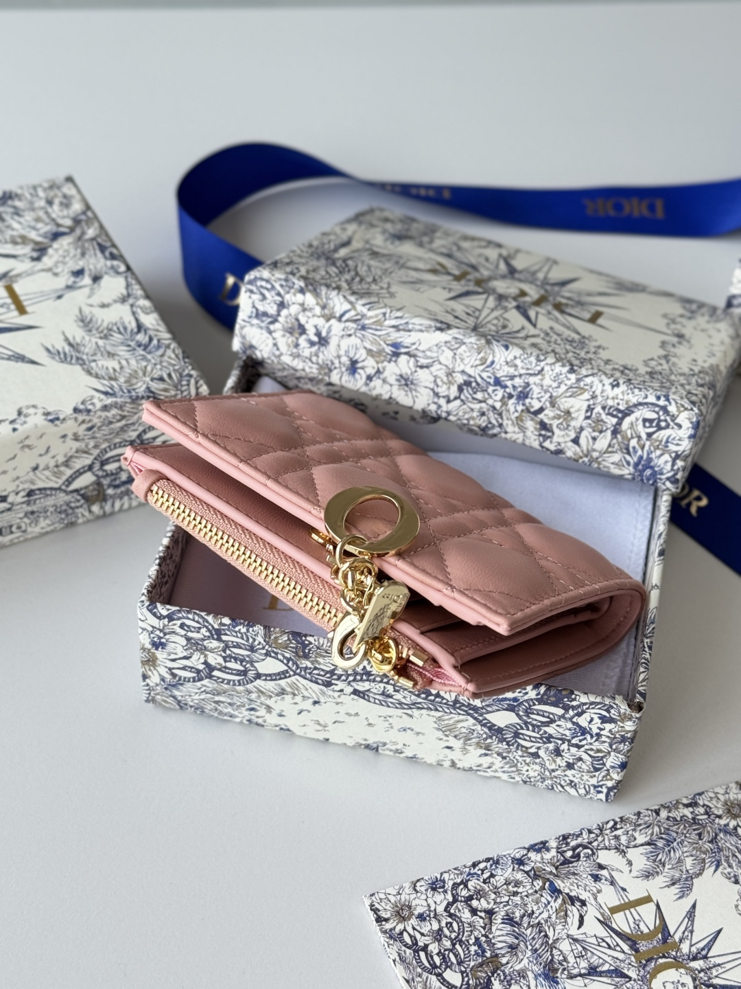 Dior 这款Dior Caro Dahlia钱包饰以藤格纹缉面线 彰显现代风范 小羊皮革精心制作