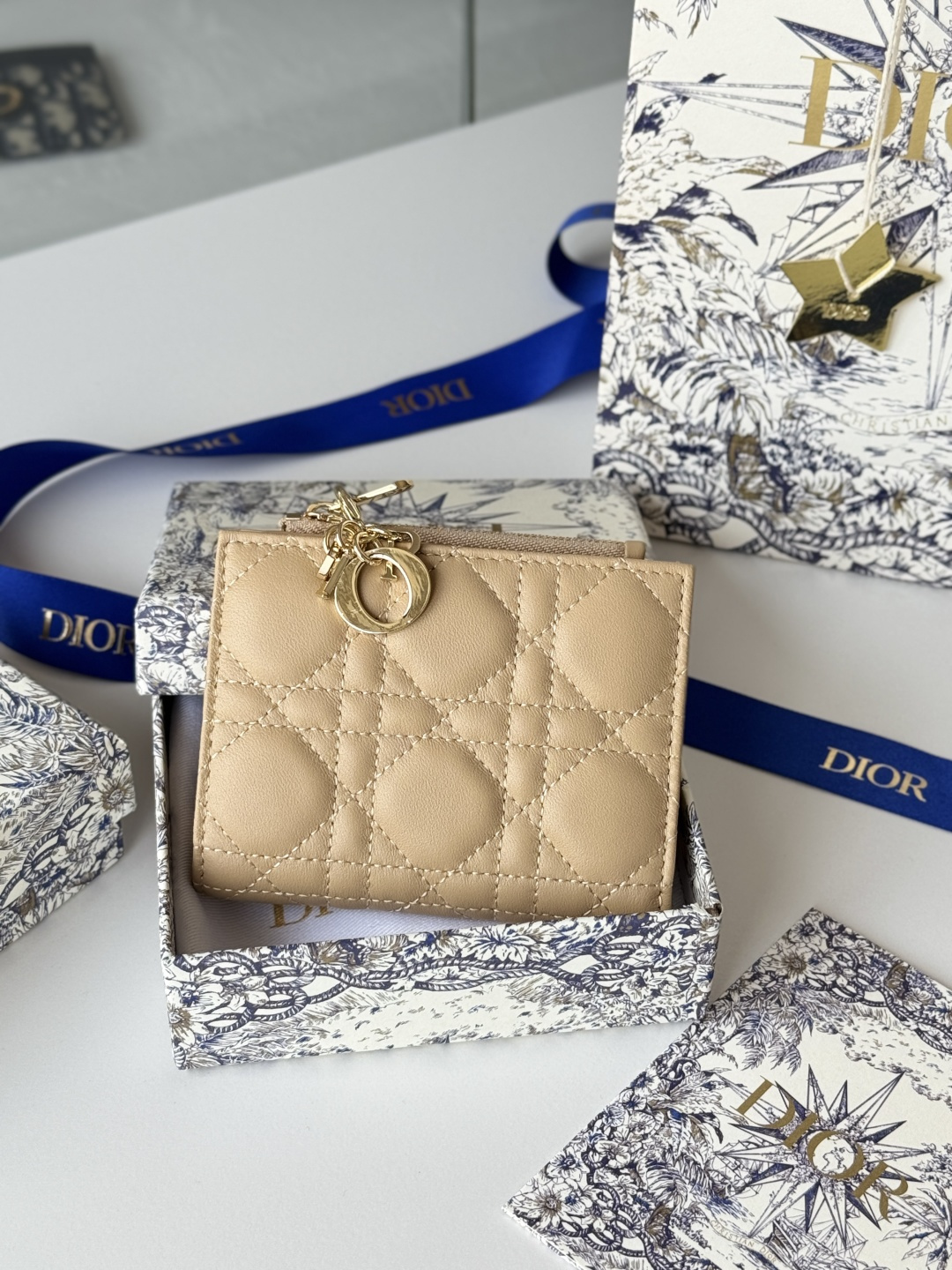 Dior 这款Dior Caro Dahlia钱包饰以藤格纹缉面线 彰显现代风范 小羊皮革精心制作