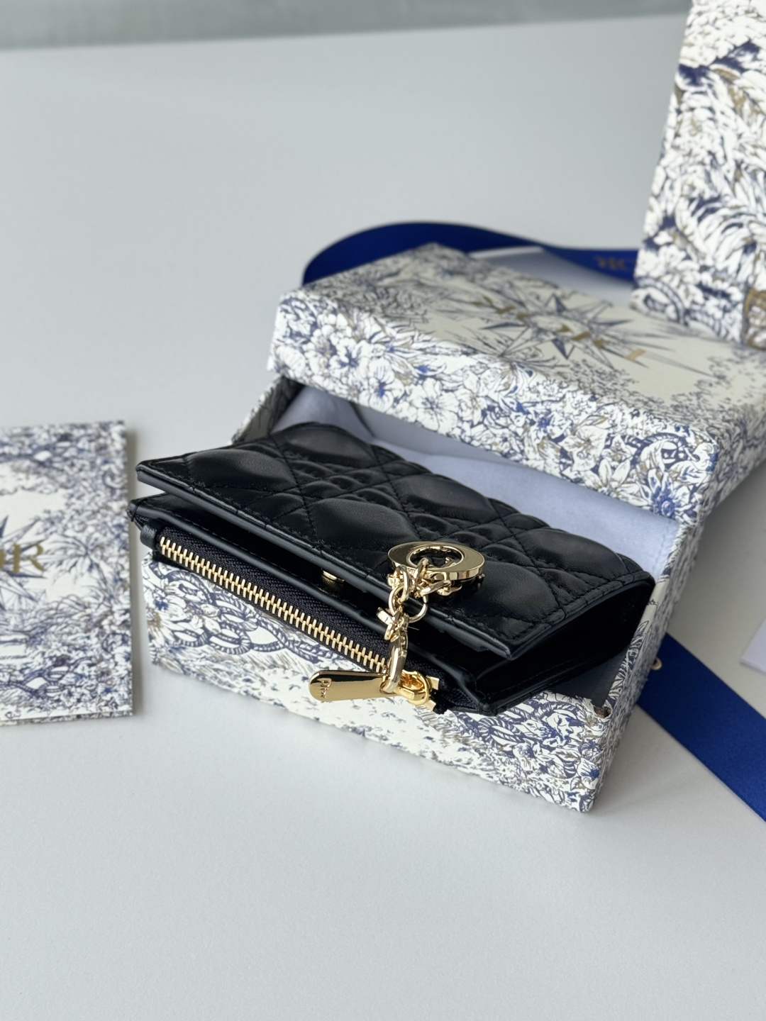Dior 这款Dior Caro Dahlia钱包饰以藤格纹缉面线 彰显现代风范 小羊皮革精心制作
