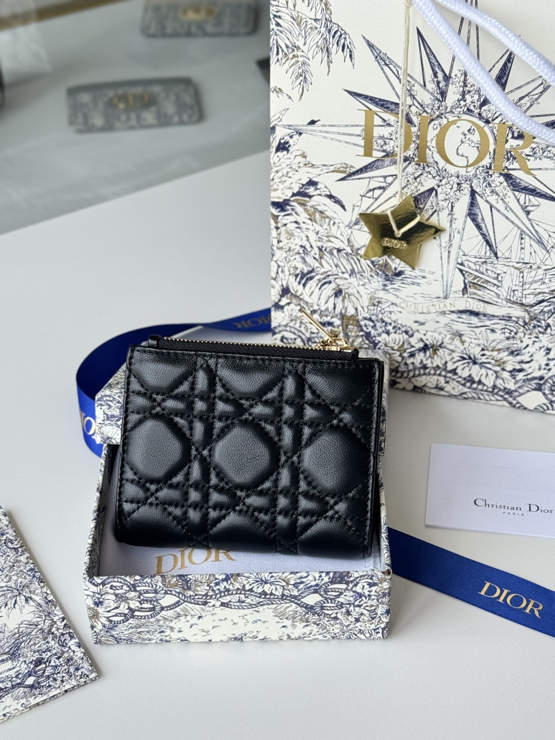 Dior 这款Dior Caro Dahlia钱包饰以藤格纹缉面线 彰显现代风范 小羊皮革精心制作