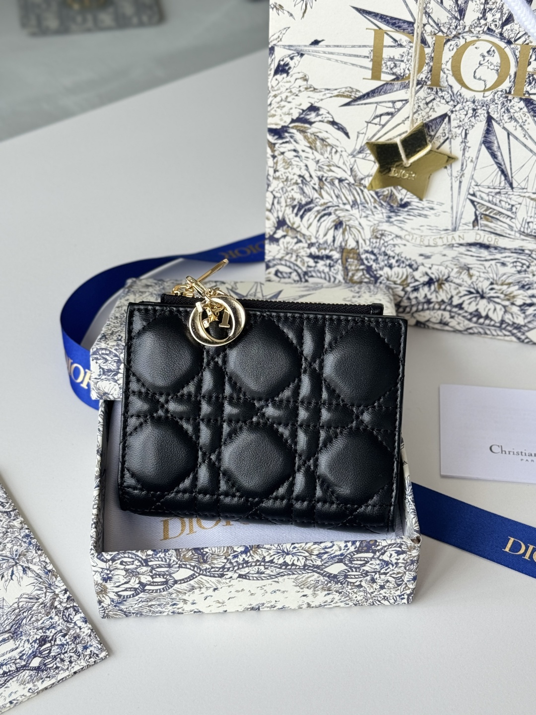 Dior 这款Dior Caro Dahlia钱包饰以藤格纹缉面线 彰显现代风范 小羊皮革精心制作