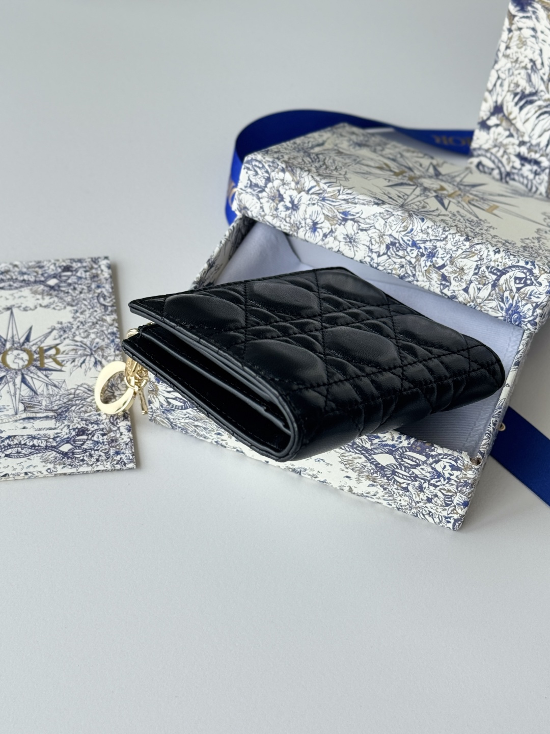 Dior 这款Dior Caro Dahlia钱包饰以藤格纹缉面线 彰显现代风范 小羊皮革精心制作