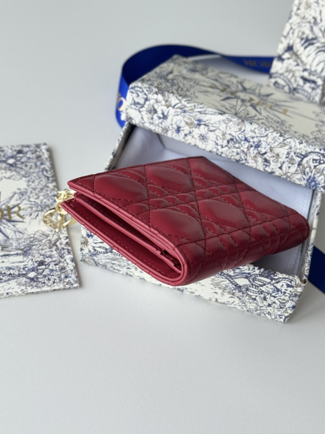 Dior 这款Dior Caro Dahlia钱包饰以藤格纹缉面线 彰显现代风范 小羊皮革精心制作