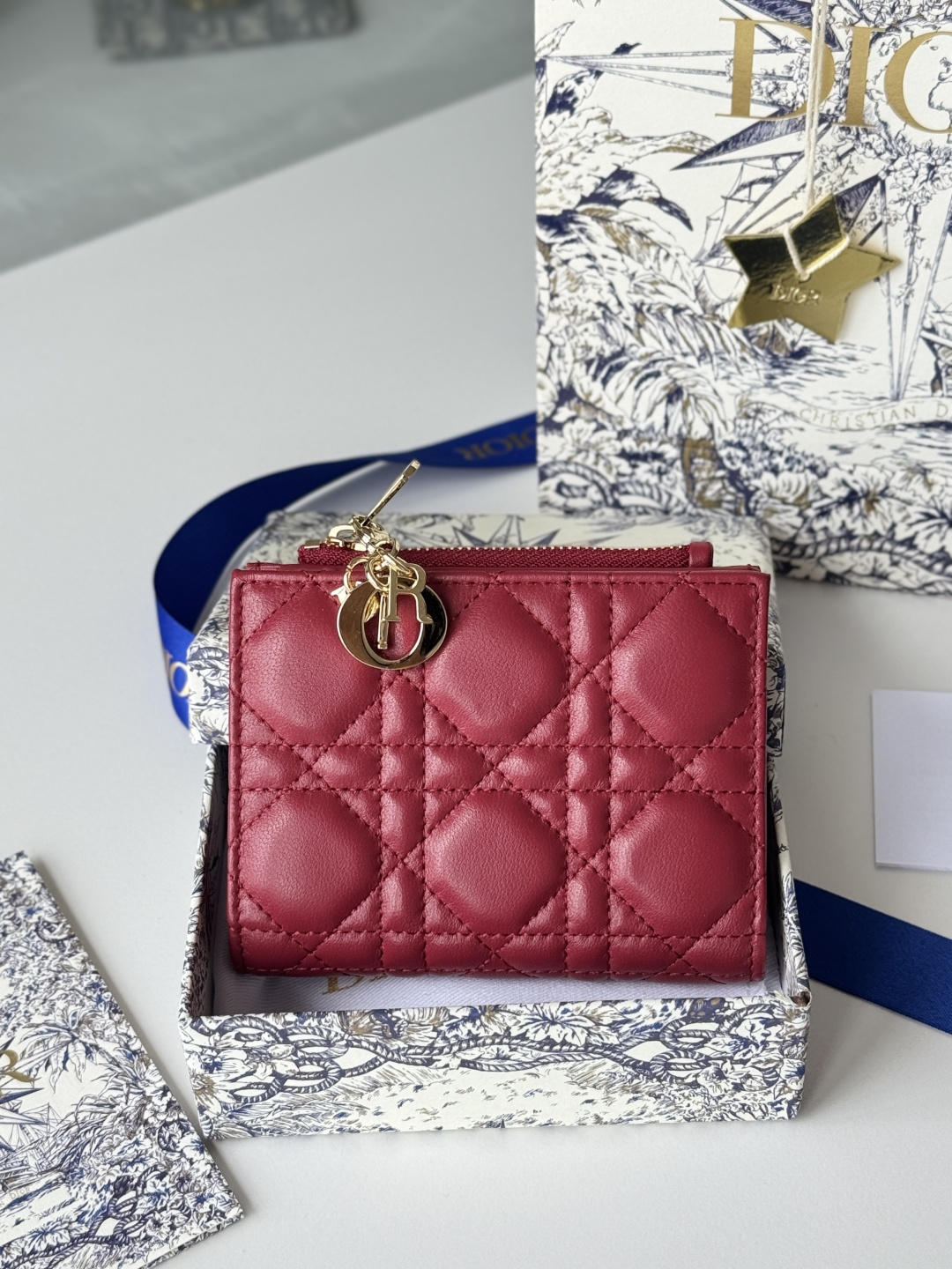 Dior 这款Dior Caro Dahlia钱包饰以藤格纹缉面线 彰显现代风范 小羊皮革精心制作