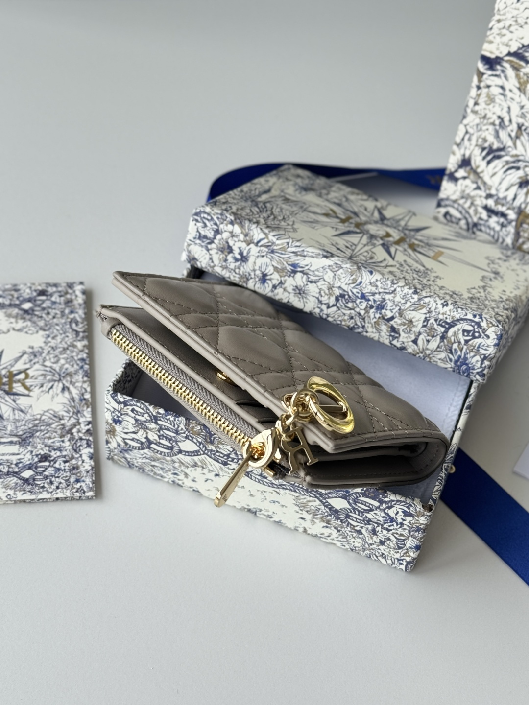 Dior 这款Dior Caro Dahlia钱包饰以藤格纹缉面线 彰显现代风范 小羊皮革精心制作