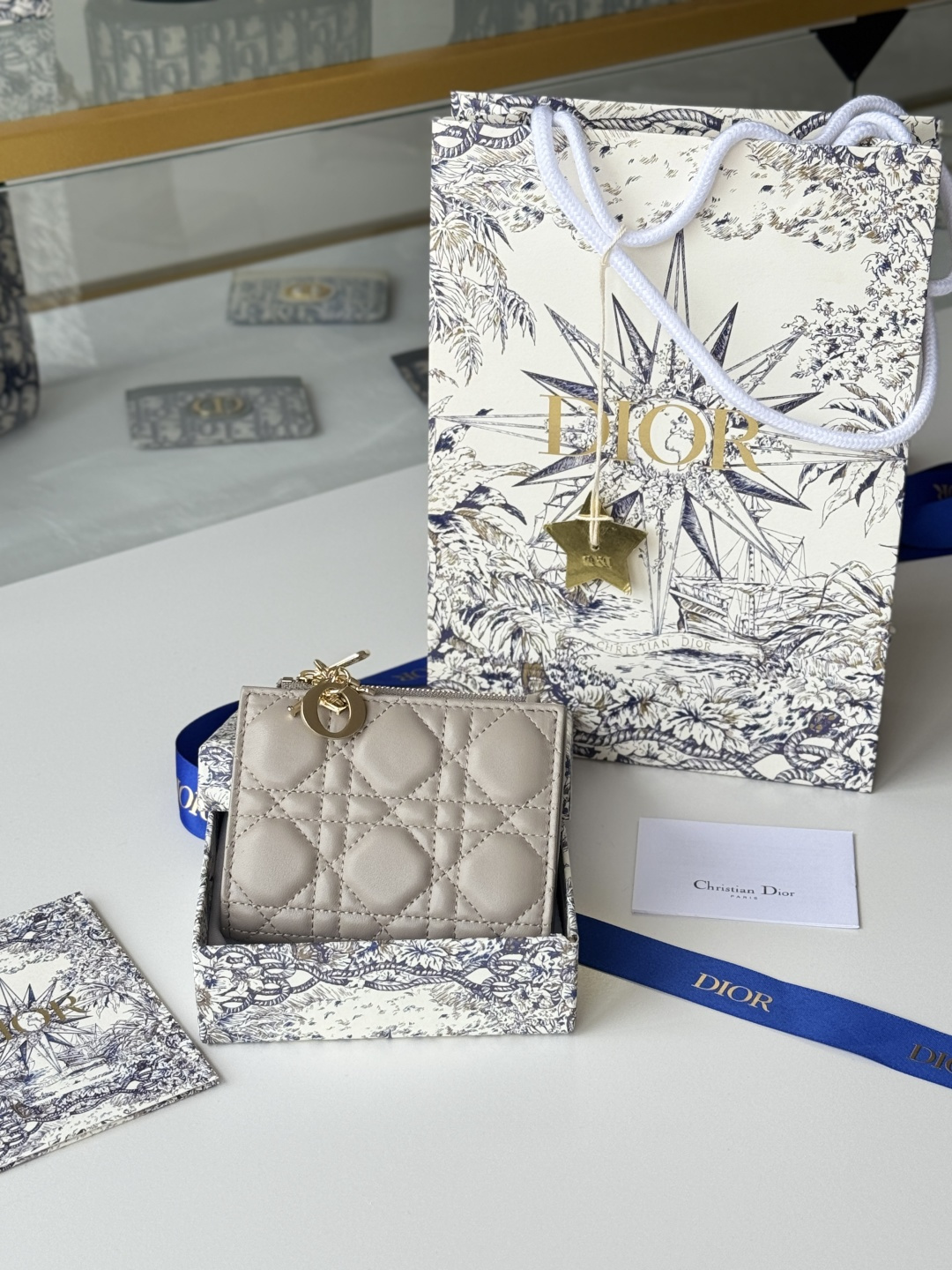 NO:673328,Dior Caro Dahlia wallet with small pendant made of lambskin No.: S6037UBHZ_M928 This Dior Caro Dahlia wallet is decorated with cannage pattern topstitching, highlighting the modern style. It is carefully made of lambskin and decorated with CD logo on the front. It is fashionable and spacious and can be matched with handbags of the same series. Decorated with CD logo on the front, 6 card slots, 4 slip pockets, 1 cash compartment, 1 zipper pocket, snap closure  Size 11.5x9x2cm, Dior wallet, dior, wallets, sheepskin19860909小羊皮制作 Dior Caro Dahlia 钱包加小吊坠 编号:S6037UBHZ_M928 这款Dior Caro Dahlia钱包饰以藤格纹缉面线,彰显现代风范.小羊皮革精心制作,,正面饰以CD标志.款式时尚,空间宽敞,可与同一系列的手袋搭配. 正面饰以CD标志6个卡槽4个插袋1个现金隔层1个拉链口袋按扣开合 尺寸11.5x9x2cm,Dior钱包,dior,wallets,sheepskin,欧美剧