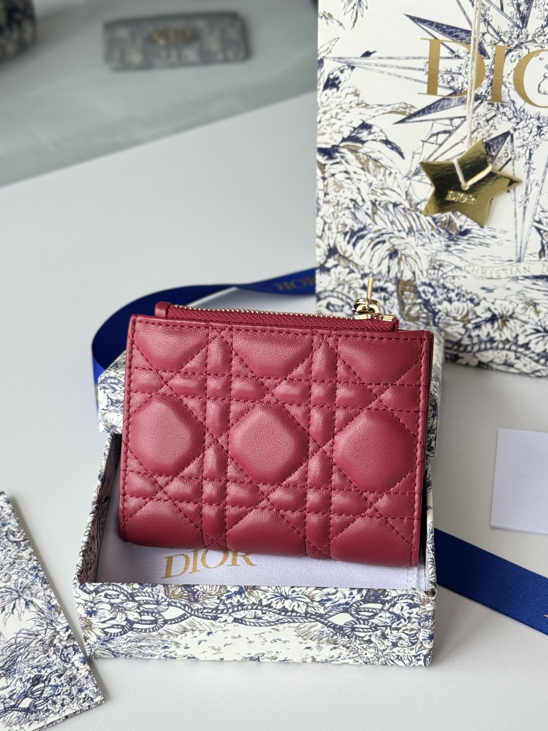 Dior 这款Dior Caro Dahlia钱包饰以藤格纹缉面线 彰显现代风范 小羊皮革精心制作