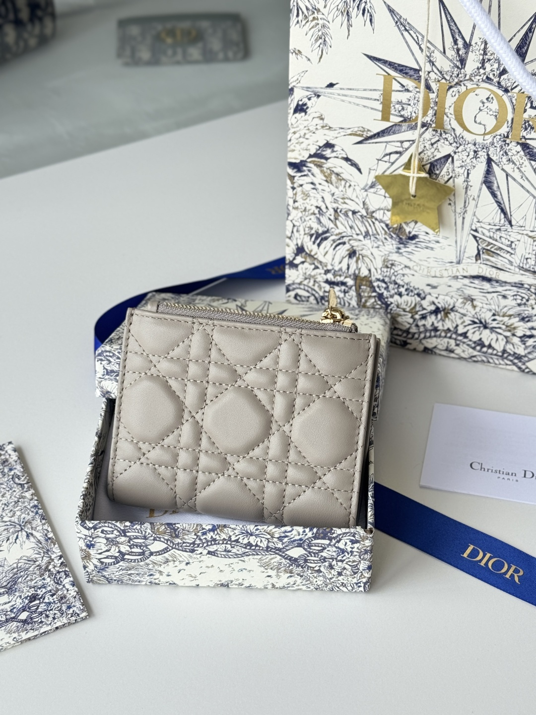 Dior 这款Dior Caro Dahlia钱包饰以藤格纹缉面线 彰显现代风范 小羊皮革精心制作