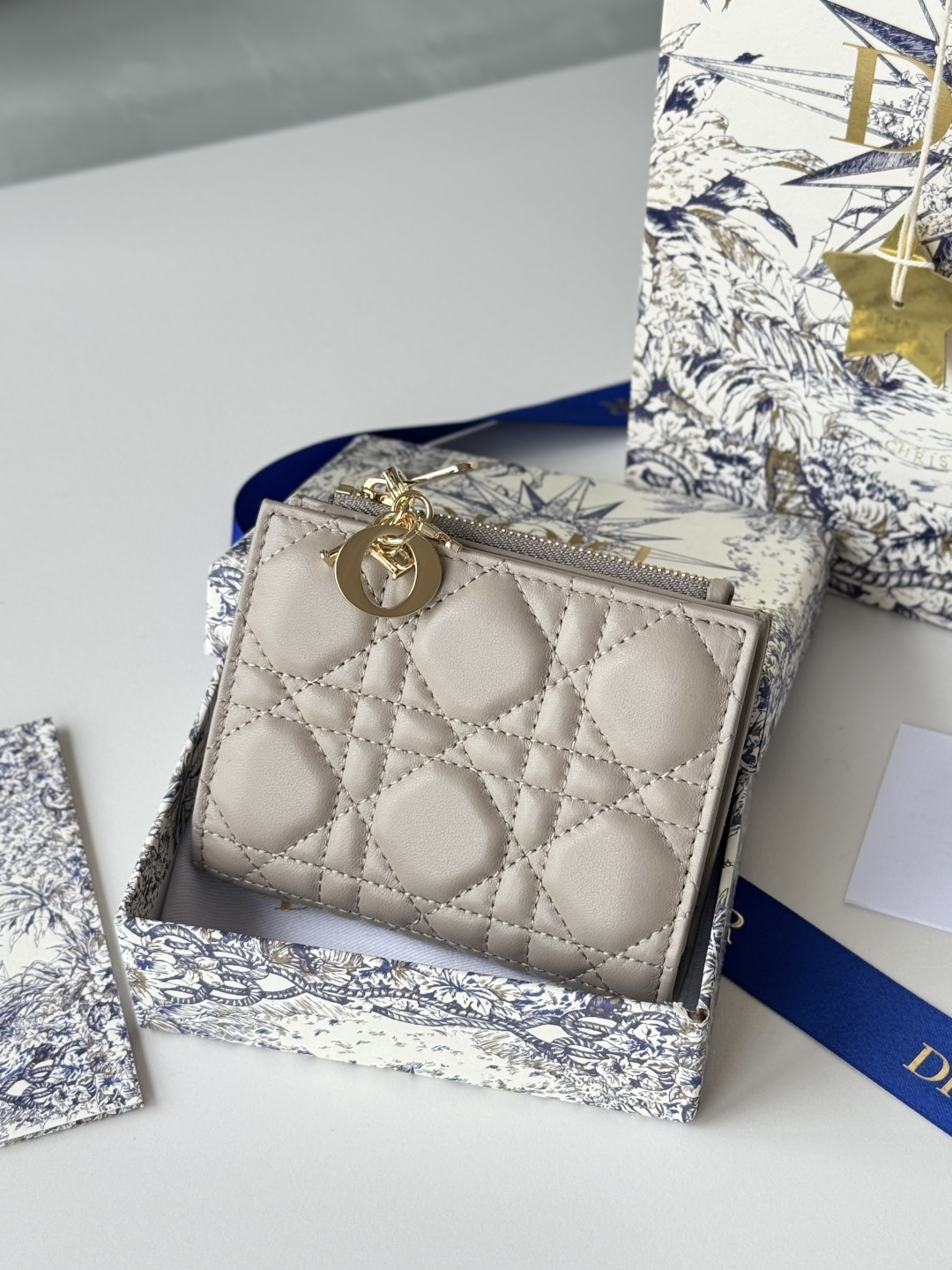 Dior 这款Dior Caro Dahlia钱包饰以藤格纹缉面线 彰显现代风范 小羊皮革精心制作