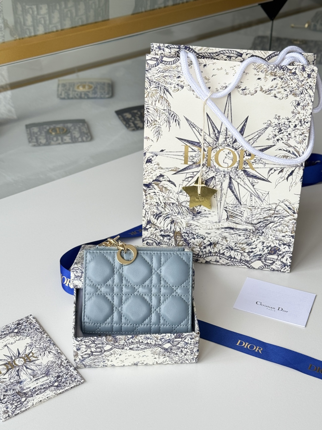 NO:673720,Dior Caro Dahlia wallet with small pendant made of lambskin No.: S6037UBHZ_M928 This Dior Caro Dahlia wallet is decorated with cannage pattern topstitching, highlighting the modern style. It is carefully made of lambskin and decorated with CD logo on the front. It is fashionable and spacious and can be matched with handbags of the same series. Decorated with CD logo on the front, 6 card slots, 4 slip pockets, 1 cash compartment, 1 zipper pocket, snap closure  Size 11.5x9x2cm, Dior wallet, dior, wallets, sheepskin19860909小羊皮制作 Dior Caro Dahlia 钱包加小吊坠 编号:S6037UBHZ_M928 这款Dior Caro Dahlia钱包饰以藤格纹缉面线,彰显现代风范.小羊皮革精心制作,,正面饰以CD标志.款式时尚,空间宽敞,可与同一系列的手袋搭配. 正面饰以CD标志6个卡槽4个插袋1个现金隔层1个拉链口袋按扣开合 尺寸11.5x9x2cm,Dior钱包,dior,wallets,sheepskin,欧美剧