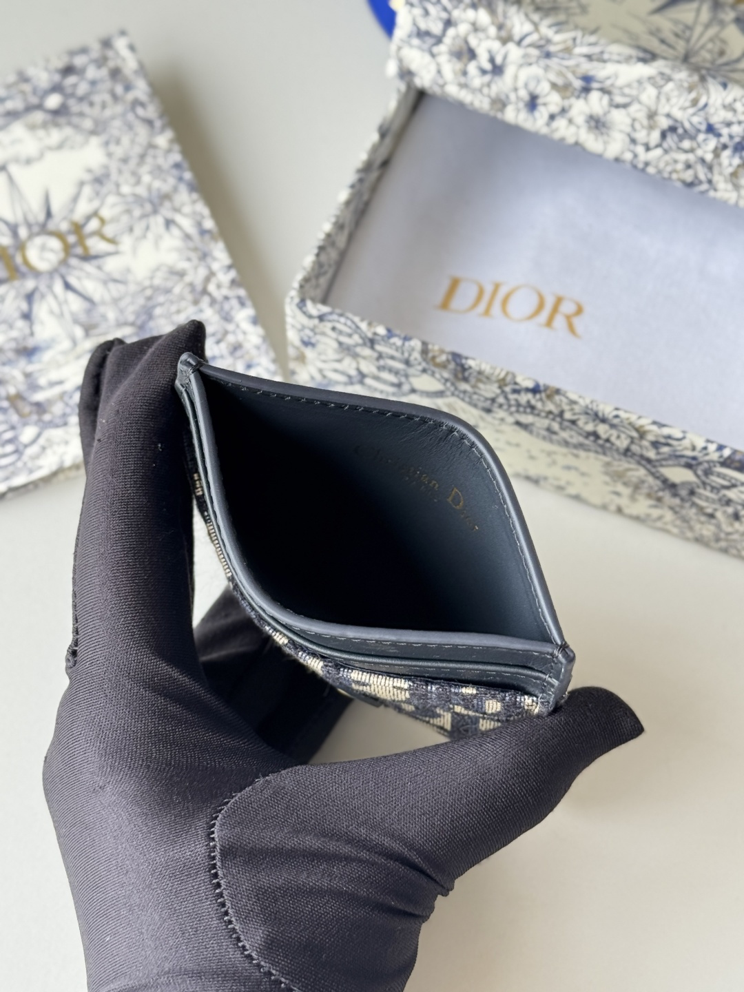 💰170💰卡夹
蓝色 Oblique 印花
编号: S2152
这款 30 Montaigne 卡夹精致典雅。采用蓝色提花面料制作，Oblique 印花精心装饰，正面饰以CD标志。实用精巧，可收纳小件日常用品，可轻松放入各式手袋中。
正面饰以CD标志
2 个卡槽
1 个贴袋
尺寸：10 x 7.5 x 0.5 厘米