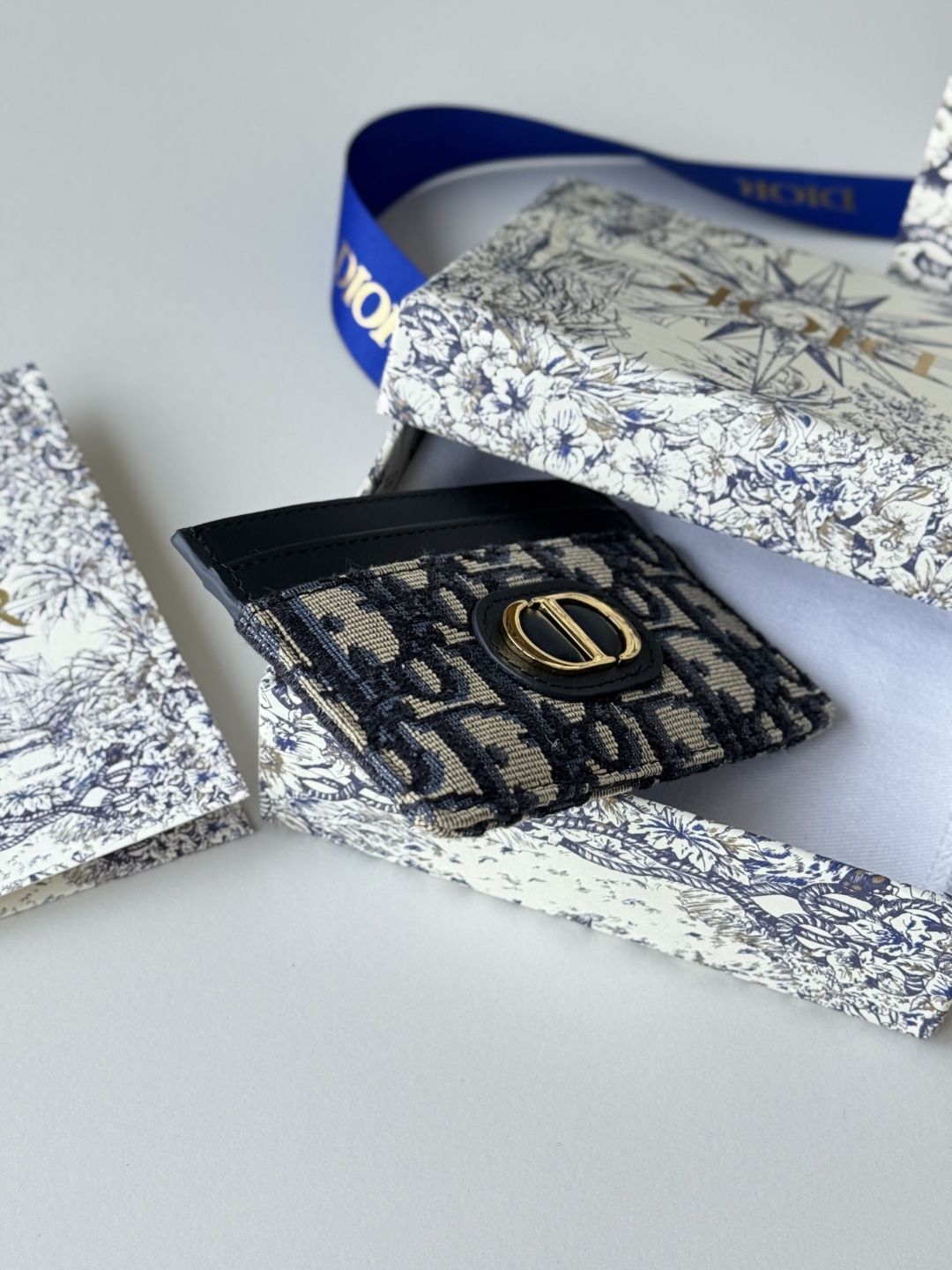 💰170💰卡夹
蓝色 Oblique 印花
编号: S2152
这款 30 Montaigne 卡夹精致典雅。采用蓝色提花面料制作，Oblique 印花精心装饰，正面饰以CD标志。实用精巧，可收纳小件日常用品，可轻松放入各式手袋中。
正面饰以CD标志
2 个卡槽
1 个贴袋
尺寸：10 x 7.5 x 0.5 厘米