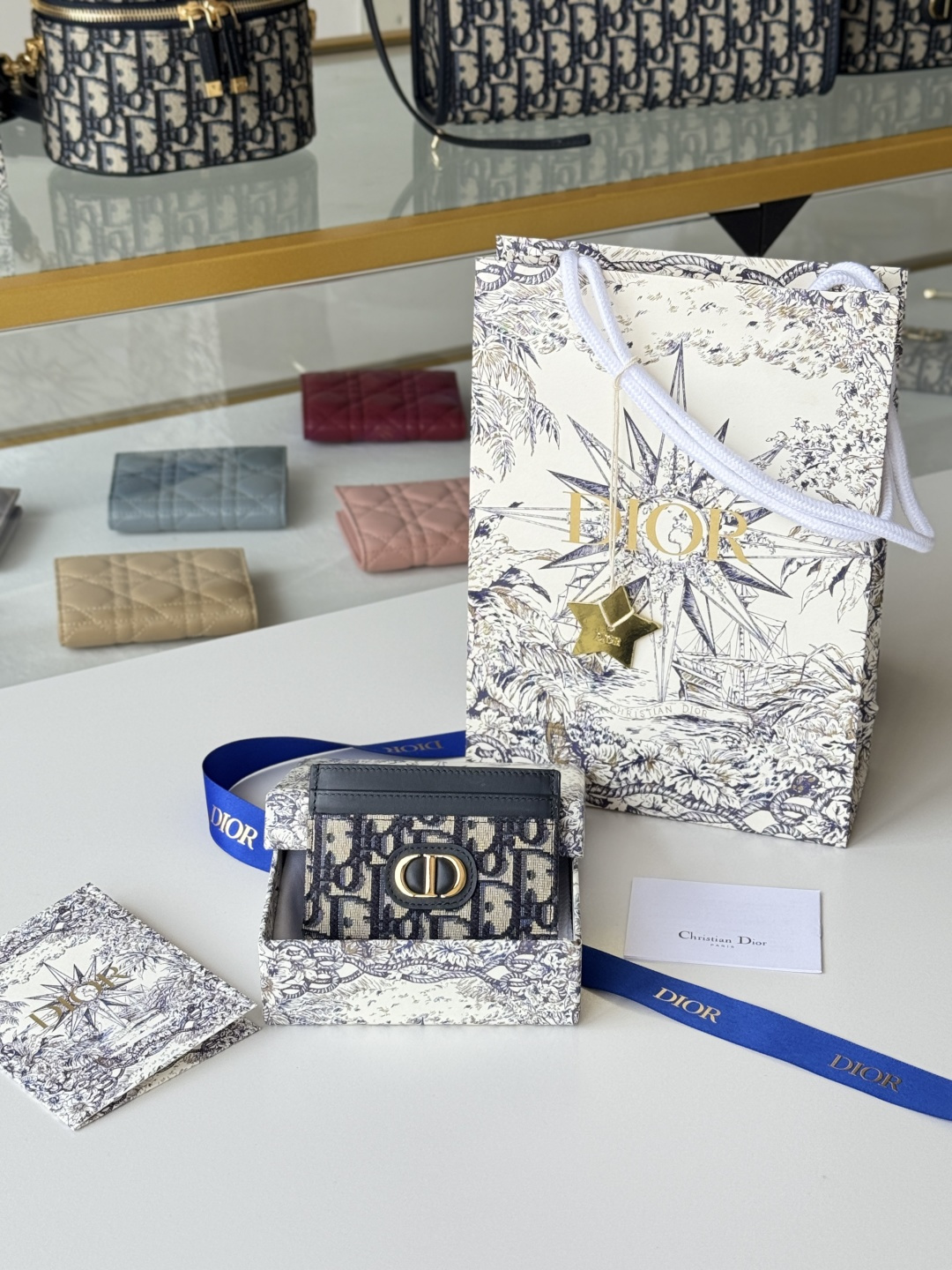 NO:673728,Card Holder Blue Oblique Print No.: S2152 This 30 Montaigne card holder is exquisite and elegant. Made of blue jacquard fabric, carefully decorated with Oblique print, decorated with CD logo on the front. Practical and compact, it can store small daily necessities and can be easily put into various handbags. Decorated with CD logo on the front 2 card slots 1 patch pocket Dimensions 10 x 7.5 x 0.5 cm, Dior wallet, dior, wallets19860909卡夹 蓝色 Oblique 印花 编号: S2152 这款 30 Montaigne 卡夹精致典雅.采用蓝色提花面料制作,Oblique 印花精心装饰,正面饰以CD标志.实用精巧,可收纳小件日常用品,可轻松放入各式手袋中. 正面饰以CD标志 2 个卡槽 1 个贴袋 尺寸10 x 7.5 x 0.5 厘米,Dior钱包,dior,wallets,欧美剧