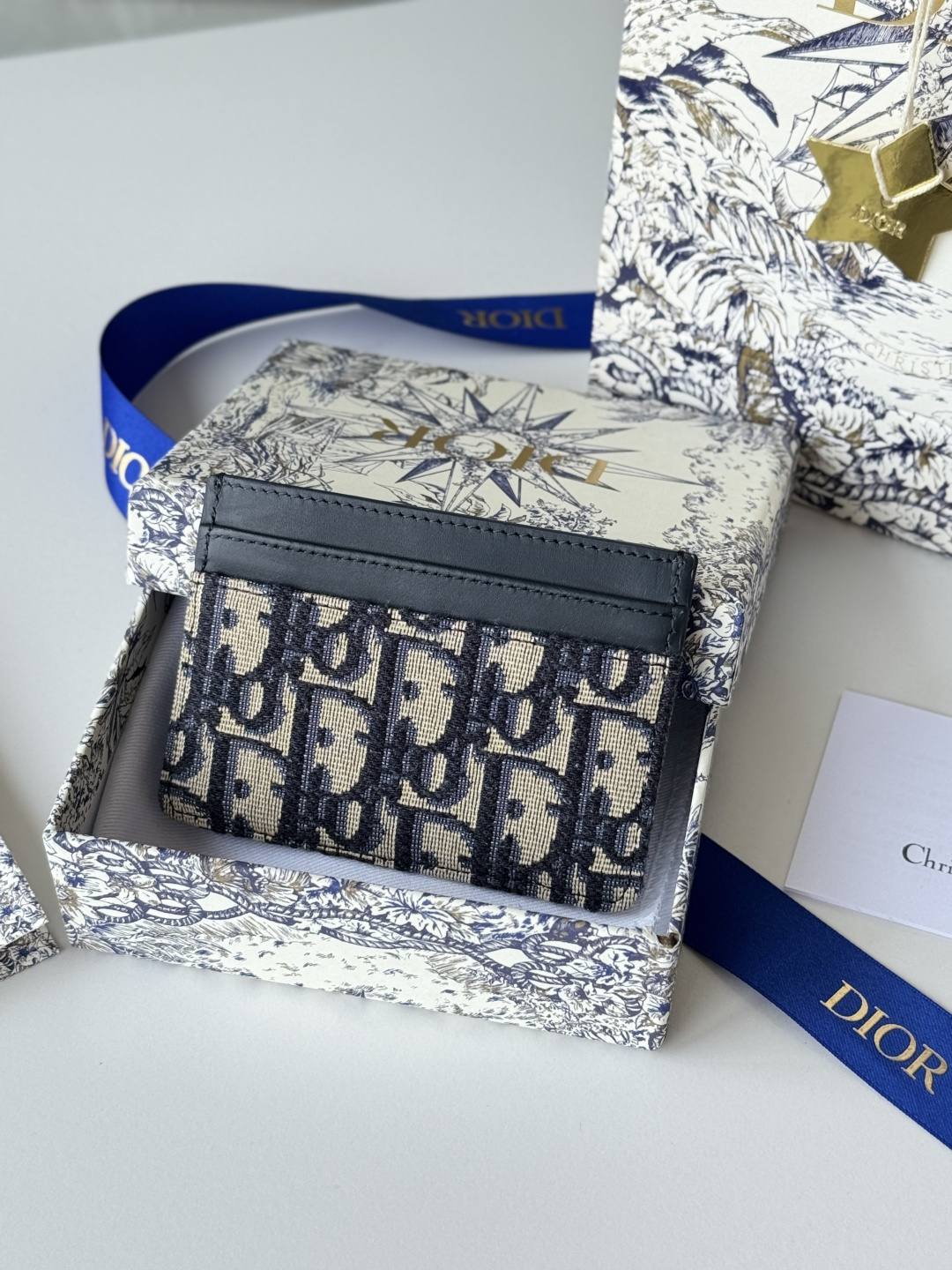 💰170💰卡夹
蓝色 Oblique 印花
编号: S2152
这款 30 Montaigne 卡夹精致典雅。采用蓝色提花面料制作，Oblique 印花精心装饰，正面饰以CD标志。实用精巧，可收纳小件日常用品，可轻松放入各式手袋中。
正面饰以CD标志
2 个卡槽
1 个贴袋
尺寸：10 x 7.5 x 0.5 厘米