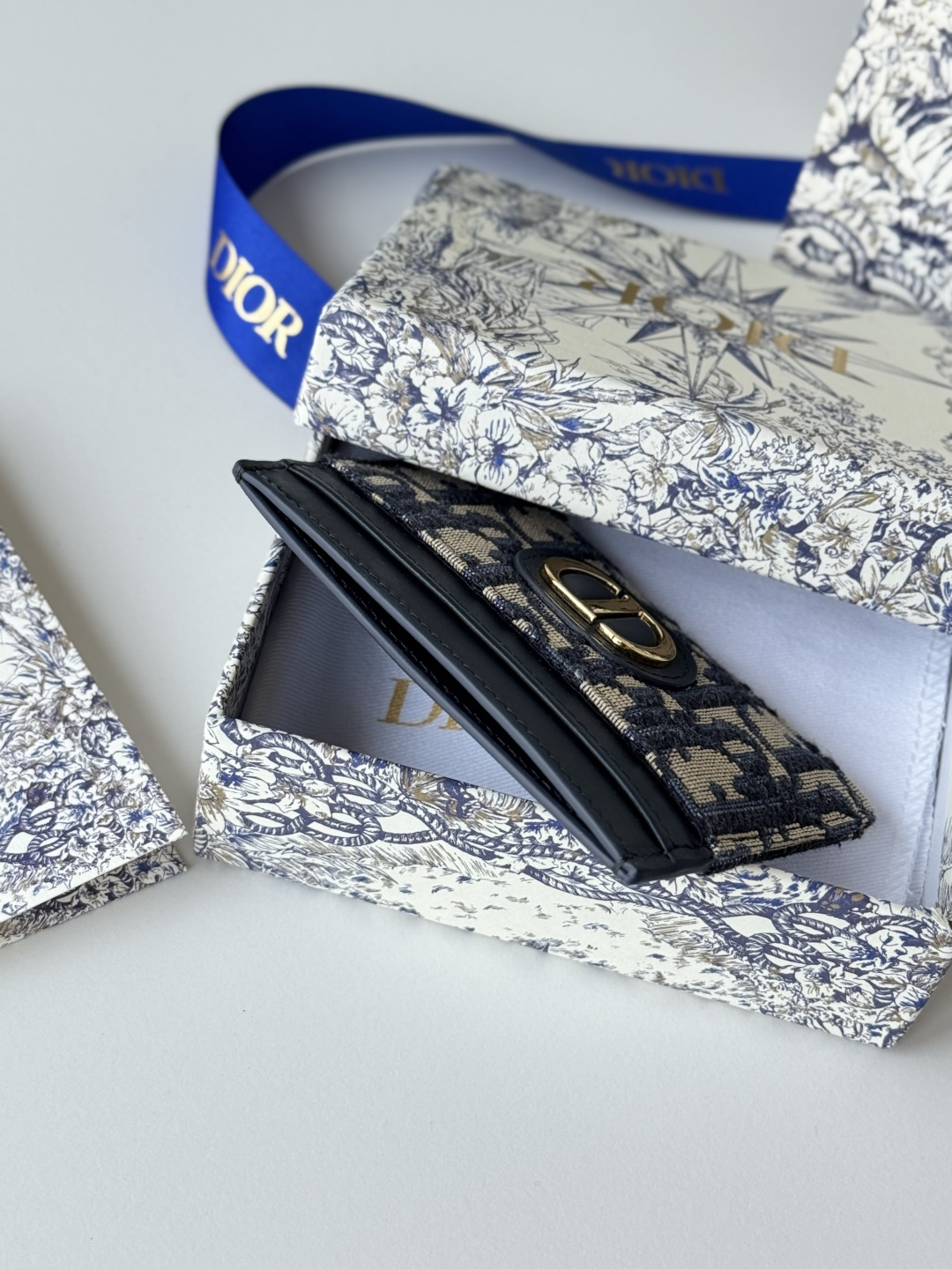 💰170💰卡夹
蓝色 Oblique 印花
编号: S2152
这款 30 Montaigne 卡夹精致典雅。采用蓝色提花面料制作，Oblique 印花精心装饰，正面饰以CD标志。实用精巧，可收纳小件日常用品，可轻松放入各式手袋中。
正面饰以CD标志
2 个卡槽
1 个贴袋
尺寸：10 x 7.5 x 0.5 厘米