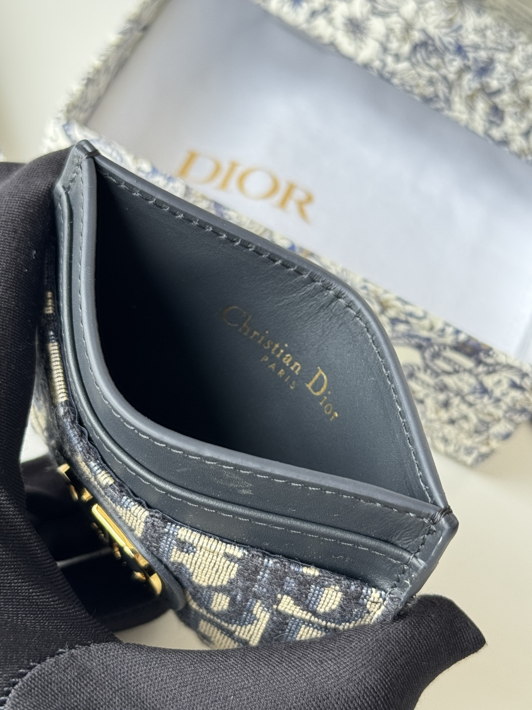 💰170💰卡夹
蓝色 Oblique 印花
编号: S2152
这款 30 Montaigne 卡夹精致典雅。采用蓝色提花面料制作，Oblique 印花精心装饰，正面饰以CD标志。实用精巧，可收纳小件日常用品，可轻松放入各式手袋中。
正面饰以CD标志
2 个卡槽
1 个贴袋
尺寸：10 x 7.5 x 0.5 厘米