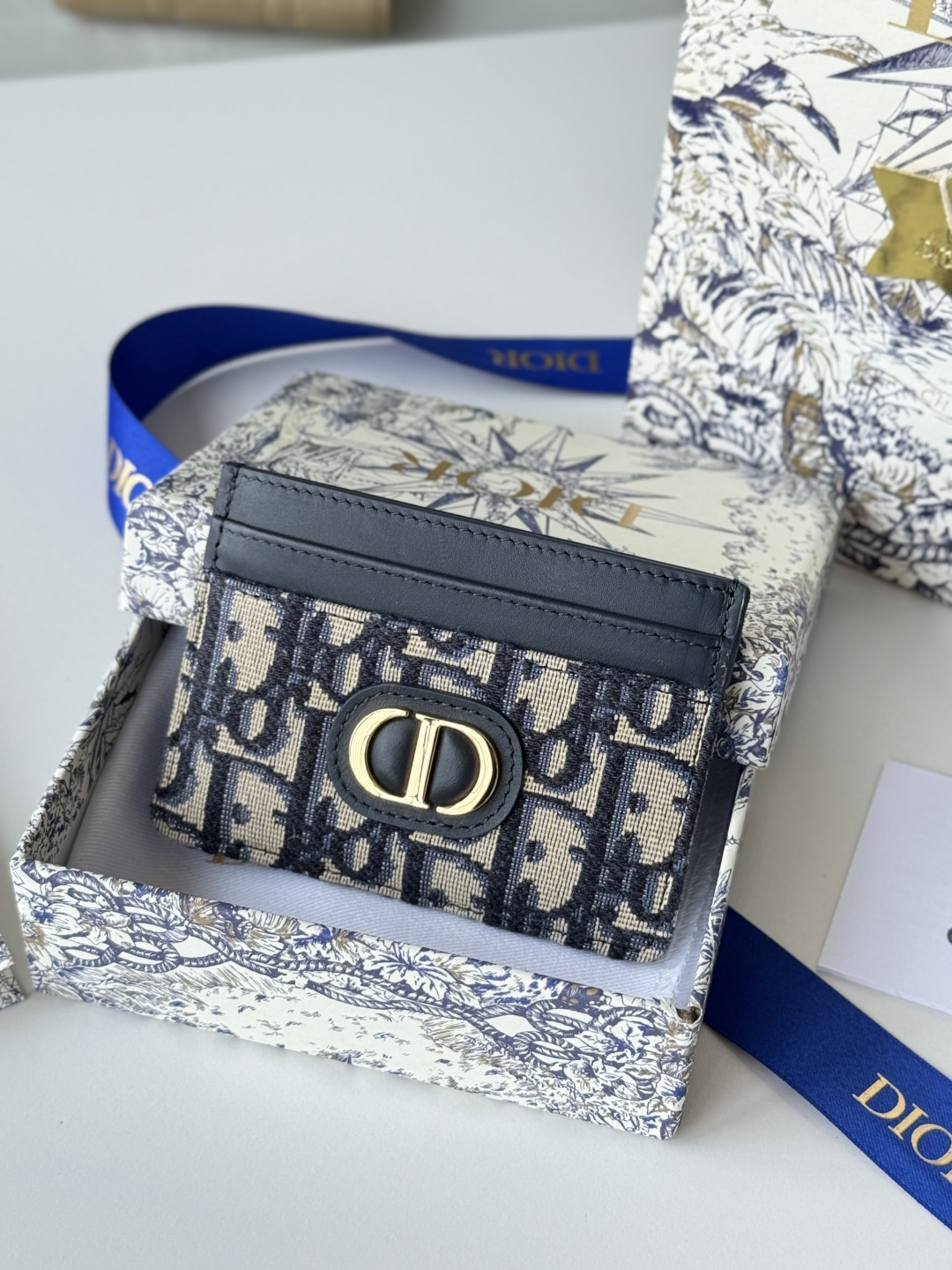 💰170💰卡夹
蓝色 Oblique 印花
编号: S2152
这款 30 Montaigne 卡夹精致典雅。采用蓝色提花面料制作，Oblique 印花精心装饰，正面饰以CD标志。实用精巧，可收纳小件日常用品，可轻松放入各式手袋中。
正面饰以CD标志
2 个卡槽
1 个贴袋
尺寸：10 x 7.5 x 0.5 厘米