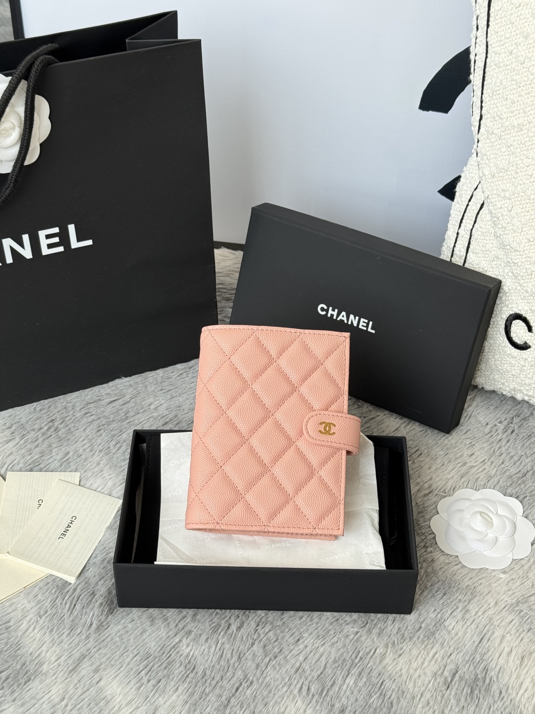 Elegante Billetera para Pasaporte Chanel en Piel Caviar Rosada