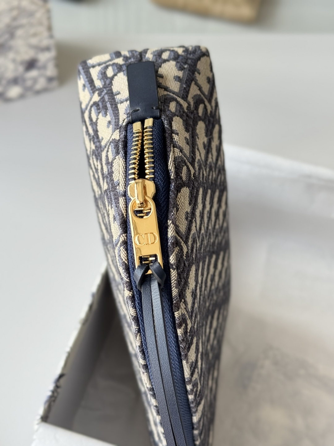 💰270💰这款包饰有dior 标志性的蓝色oblique 印花。带有两个别致的拉链开合隔层和一个贴袋，可收纳各式用品。大号款式，可与其他 oblique 印花单品搭配使用。正面CD标志
蓝色 oblique 印花1个贴袋
科技面料里料
尺寸:15.5 厘米x24 厘米x7厘米
编号:S5416 ctzq_m928