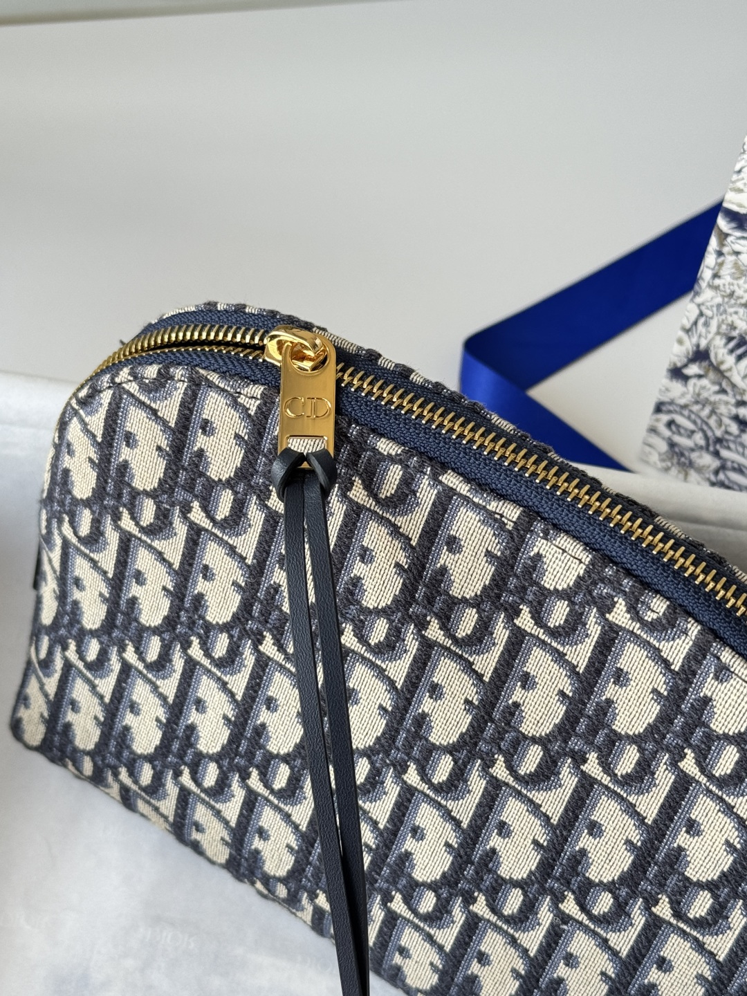 💰270💰这款包饰有dior 标志性的蓝色oblique 印花。带有两个别致的拉链开合隔层和一个贴袋，可收纳各式用品。大号款式，可与其他 oblique 印花单品搭配使用。正面CD标志
蓝色 oblique 印花1个贴袋
科技面料里料
尺寸:15.5 厘米x24 厘米x7厘米
编号:S5416 ctzq_m928
