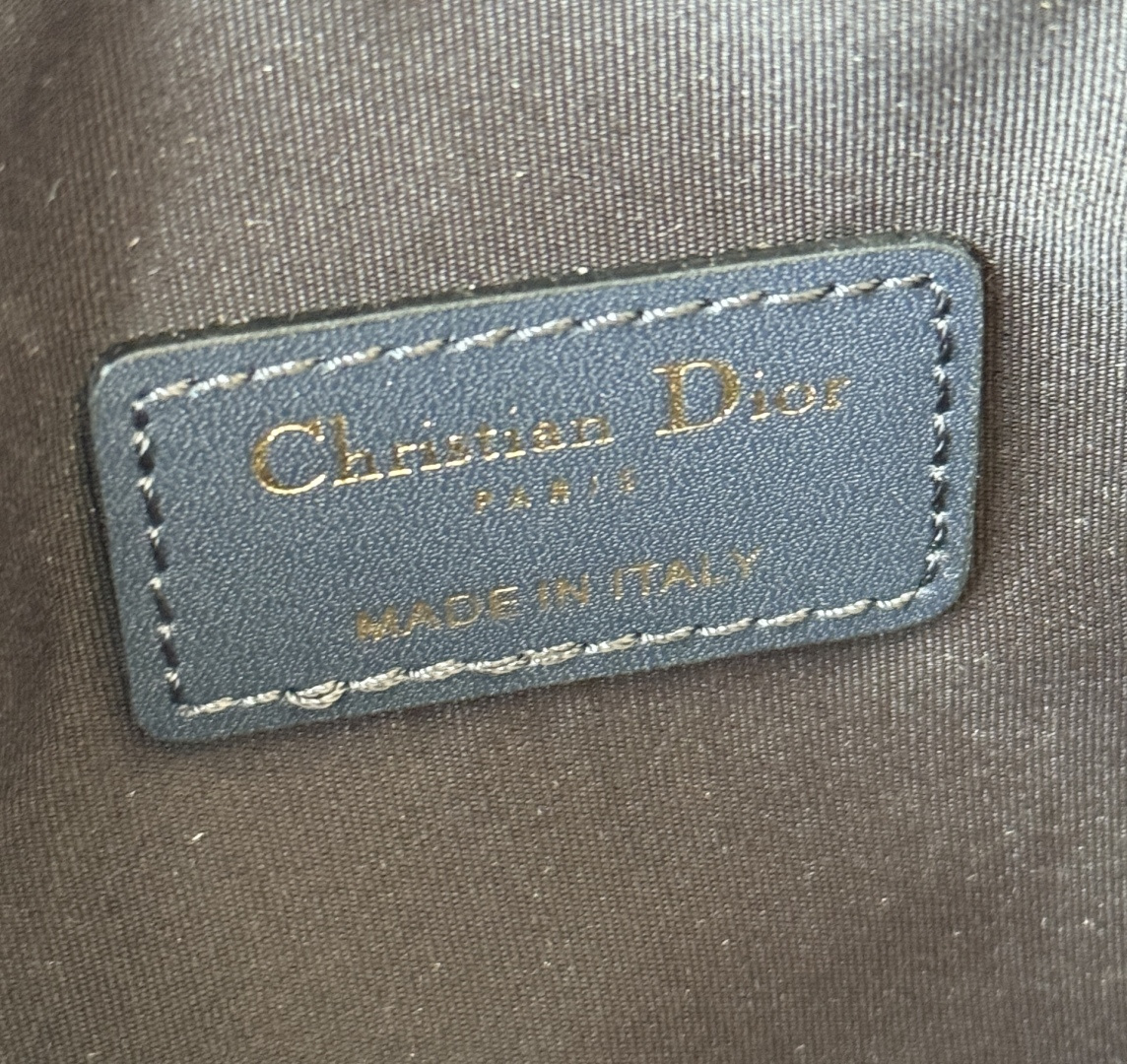 💰270💰这款包饰有dior 标志性的蓝色oblique 印花。带有两个别致的拉链开合隔层和一个贴袋，可收纳各式用品。大号款式，可与其他 oblique 印花单品搭配使用。正面CD标志
蓝色 oblique 印花1个贴袋
科技面料里料
尺寸:15.5 厘米x24 厘米x7厘米
编号:S5416 ctzq_m928