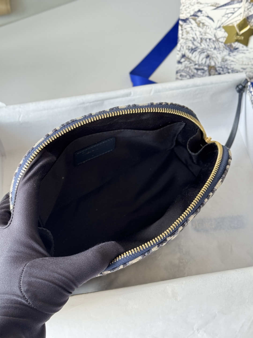 💰270💰这款包饰有dior 标志性的蓝色oblique 印花。带有两个别致的拉链开合隔层和一个贴袋，可收纳各式用品。大号款式，可与其他 oblique 印花单品搭配使用。正面CD标志
蓝色 oblique 印花1个贴袋
科技面料里料
尺寸:15.5 厘米x24 厘米x7厘米
编号:S5416 ctzq_m928