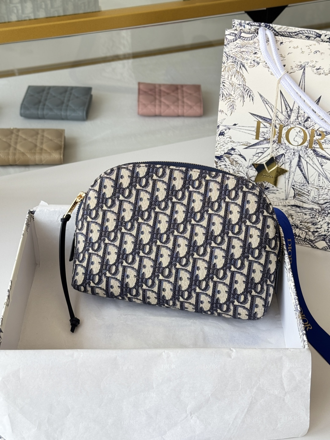 NO:673733,This bag is decorated with dior's signature blue oblique print. It has two chic zippered compartments and a patch pocket to store all kinds of supplies. Large style, can be used with other oblique printed items. CD logo on the front blue oblique print 1 patch pocket Technical fabric lining Dimensions: 15.5 cm x 24 cm x 7 cm Number: S5416 ctzq_m928, Dior wallet, dior, wallets19860909这款包饰有dior 标志性的蓝色oblique 印花.带有两个别致的拉链开合隔层和一个贴袋,可收纳各式用品.大号款式,可与其他 oblique 印花单品搭配使用.正面CD标志 蓝色 oblique 印花1个贴袋 科技面料里料 尺寸:15.5 厘米x24 厘米x7厘米 编号:S5416 ctzq_m928,Dior钱包,dior,wallets,欧美剧