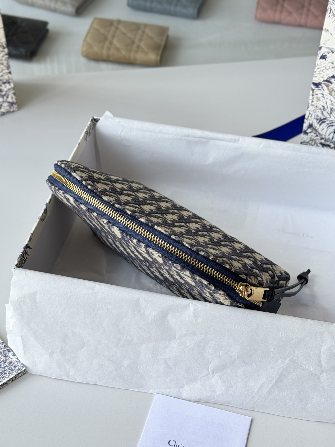 💰270💰这款包饰有dior 标志性的蓝色oblique 印花。带有两个别致的拉链开合隔层和一个贴袋，可收纳各式用品。大号款式，可与其他 oblique 印花单品搭配使用。正面CD标志
蓝色 oblique 印花1个贴袋
科技面料里料
尺寸:15.5 厘米x24 厘米x7厘米
编号:S5416 ctzq_m928