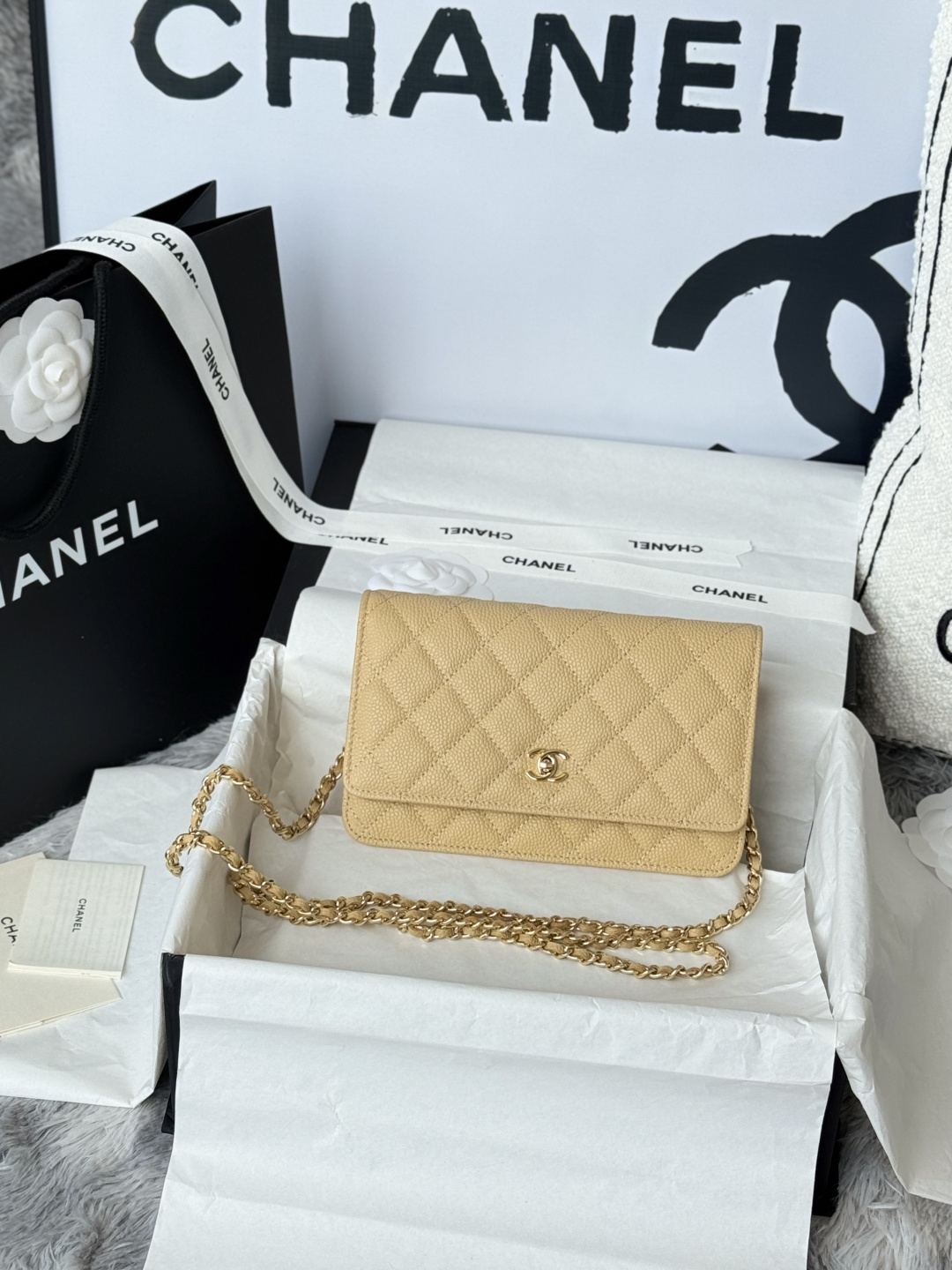 NO:388649,New Year Chanel Woc Wealth Bag has released a new product, the most classic style, crossbody, one shoulder, handheld, various styles of backing, cool appearance, let you walk with style, classic bag shape, square body, size suitable for all daily styles, the bag is made of caviar calf leather, with a good gloss under natural light, the leather and feel are completely indescribable, good things can also feel their perfect texture through the screen, the diamond is full but not too bulge, and the fullness is natural, it is difficult to grasp this degree, and most of the market is made too full!  The cutting-edge of gorgeousness and temperament is your unexpected honor. Imported Italian cowhide, with original cloth. Hardware and steel wheat. Size: 19cmX12cmX3cm Number A, Chanel, chanel, chanel, cowhide19860909年 chanel woc 发财包 出新品,最经典款 斜挎单肩 手提 多种样式背法,酷酷的外形,让你走路都带风,经典的包型,包身方方正正,尺寸适合日常所有风格打扮,包身采用鱼子酱小牛皮制成,在自然光下光泽度很好,皮质与手感完全无法用言语表达,好的东西隔着屏幕也能感受到它的完美质感,菱格饱满但是不会过于凸起,饱满度自然,这个度很难把握 ,市场大部分都是做的过于饱满！ 华丽与气质的前沿,是你意想不到的尊贵.进口意大利牛皮,里配原版布.五金钢麦 尺寸:19cmX12cmX3cm 编号A,香奈儿,chanel,chanel,cowhide,Bag