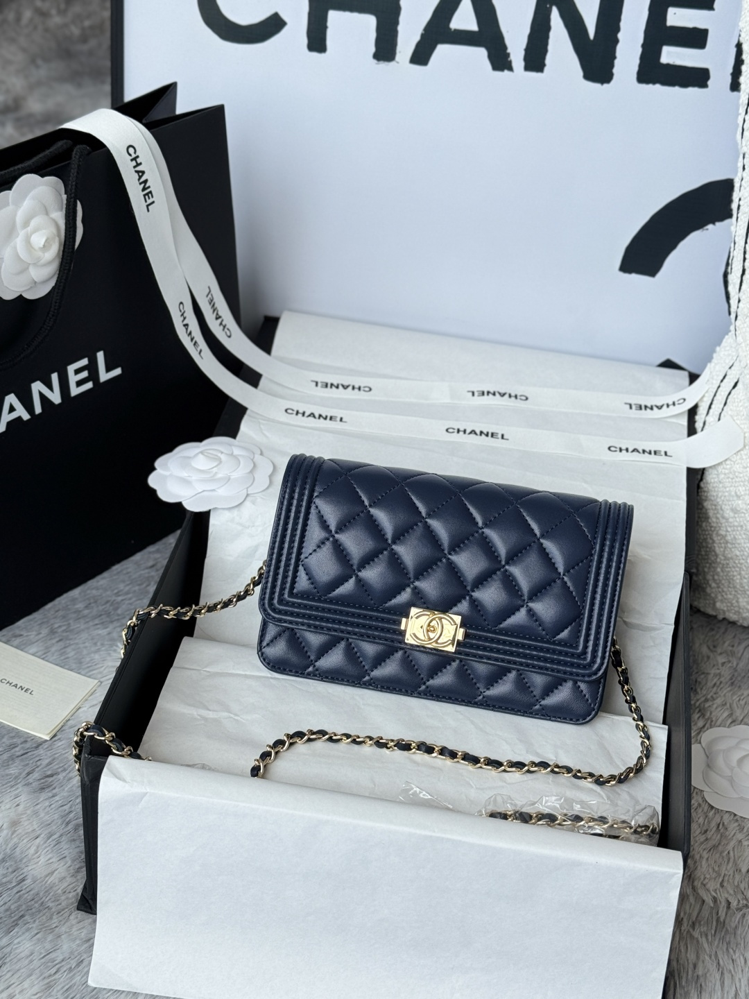 NO:388669,Sheepskin WOC small bag. The fashionable and atmospheric double C makes you more confident. The silver long chain can be collected in the bag and can be used as a handbag. There are card slots, zipper slots, change slots in the bag, which are small and practical!  It can be one shoulder or slid, and it can be wrapped around two circles of armpits. It is a must for trendy people!  No. 0417A Dimensions 19x12.5x3.5 CM. Chanel, chanel, sheepskin19860909羊皮WOC小包 时尚大气的双C让你更有自信,银色长链可收藏于包内,可作为手包使用.包内有卡位,拉链位,零钱位,小巧实用！可以单肩可以斜跨 可以绕两圈腋下背,潮人必备！编号0417A 尺寸19x12.5x3.5 CM.,香奈儿,chanel,sheepskin,Bag