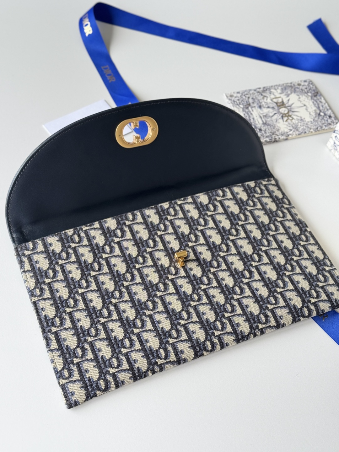 💰370💰 手拿包
30 Montaigne系列翻盖手拿包，采用经典Oblique 老花面料精心制作，饰以其同名系列的经典标识，包括翻盖上的金色饰面金属旋钮式字母扣环，满满的复古气息，旅行使用既轻便又百搭 size:30*2*18cm
编号：2039